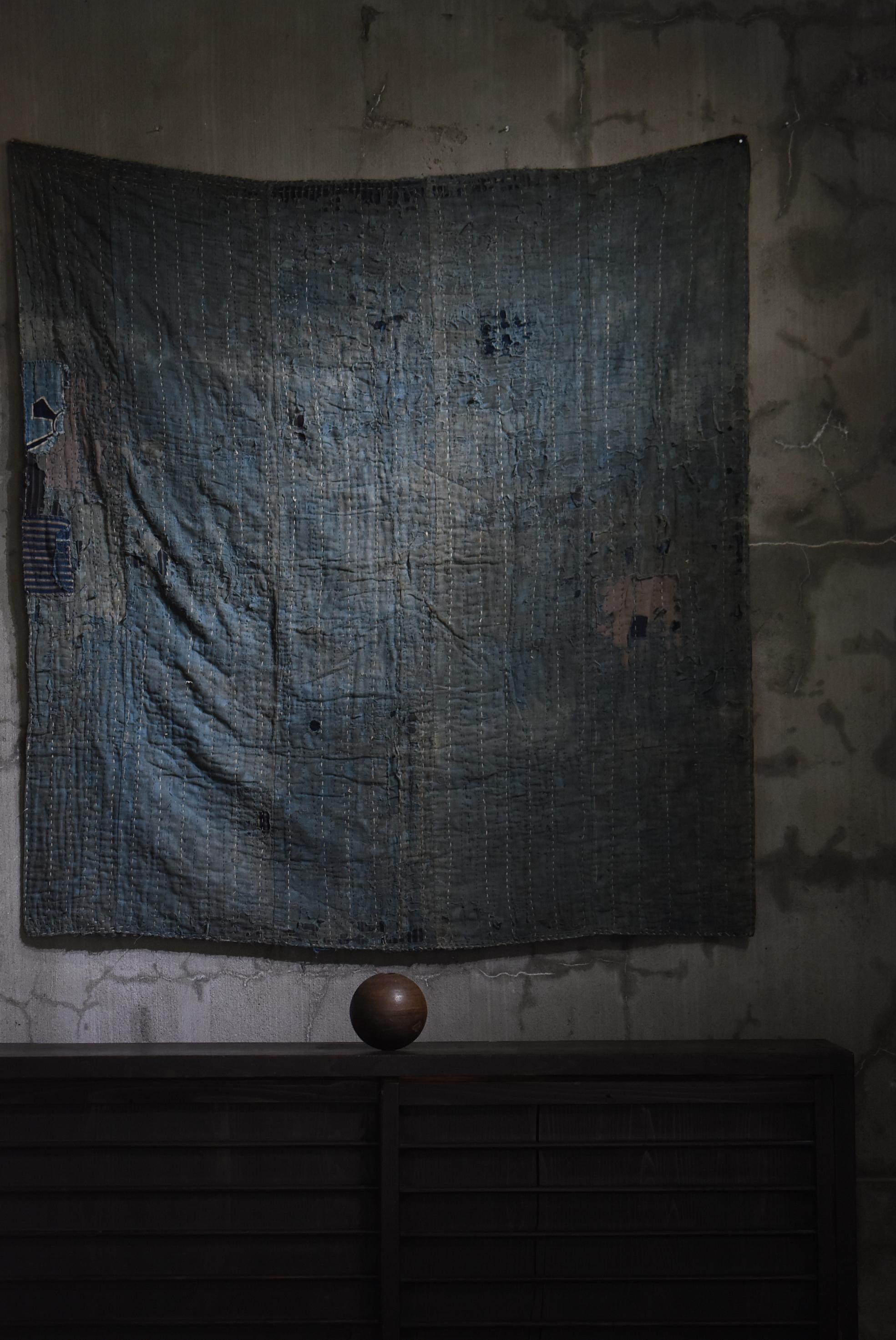 Dies ist ein altes japanisches BORO aus der späten Edo-Periode (1800er-1860er Jahre). Es handelt sich um ein äußerst wertvolles Textil, das sorgfältig bewahrt und bis heute überliefert wurde.

BORO ist ein Stoff, der aus alten Stoffschichten