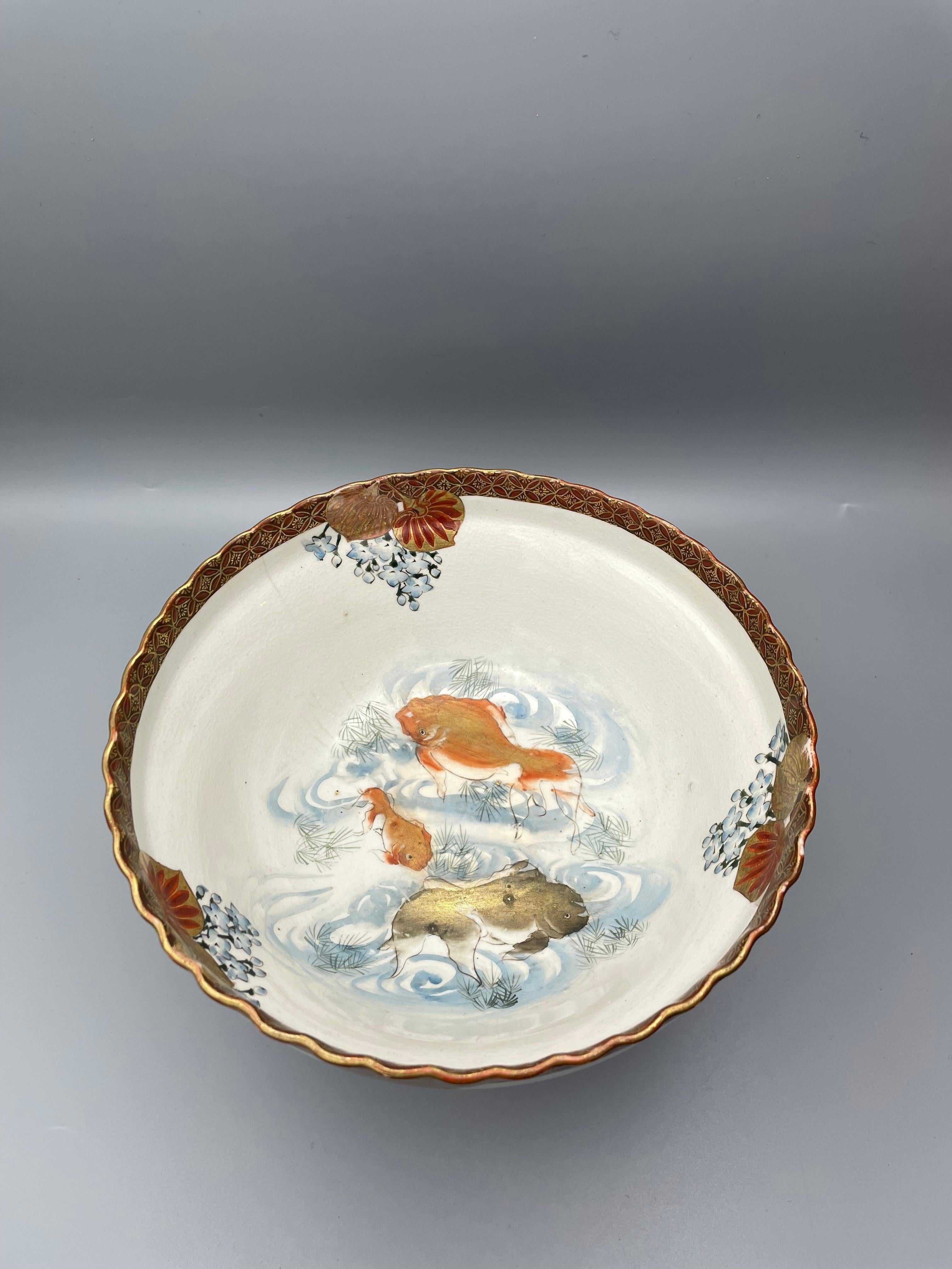 Japanese Antique Bowl of Kutani-Yaki with Goldfish 1920s Taisho Era In Good Condition In Paris, FR