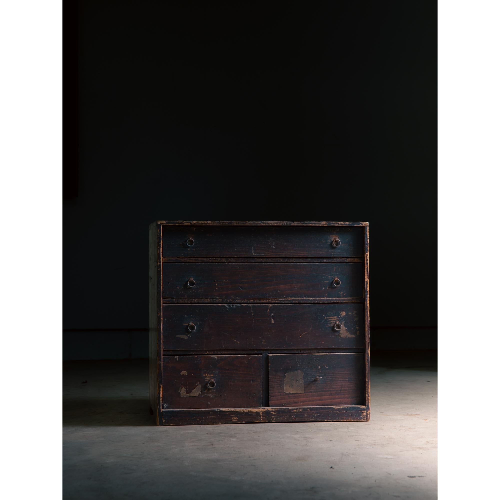 product of late Edo period, estimate 1850s- 1860s - about 160+ years-old medium sized tansu (chest of drawers) with 5 drawers.
Finished with traditional Urushi lacquer remains well, and some old paper labels still remained, both giving a good wabi
