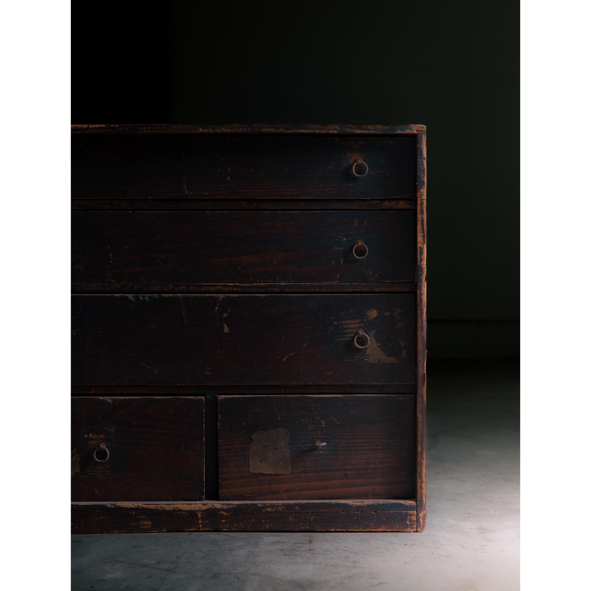 Laccato 1850s-60s Japanese antique box chest of drawers, Edo era. wabi sabi urushi tansu in vendita