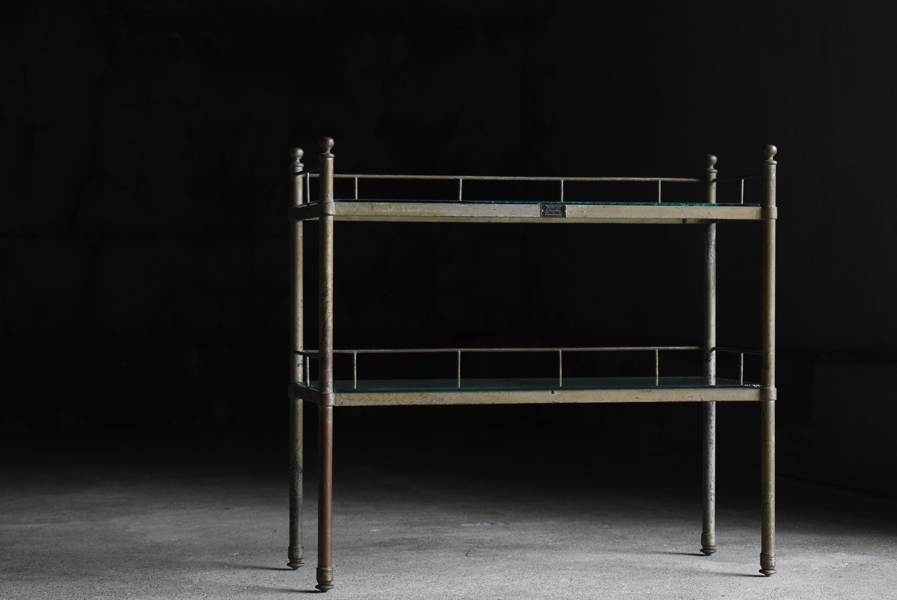 Se trata de una antigua estantería médica japonesa de latón.
Estos muebles son de principios del periodo Showa (1900-1940).

Diseño moderno y sencillo.
Debido al paso del tiempo, el latón se ha corroído y ha adquirido un color azul verdoso.

La