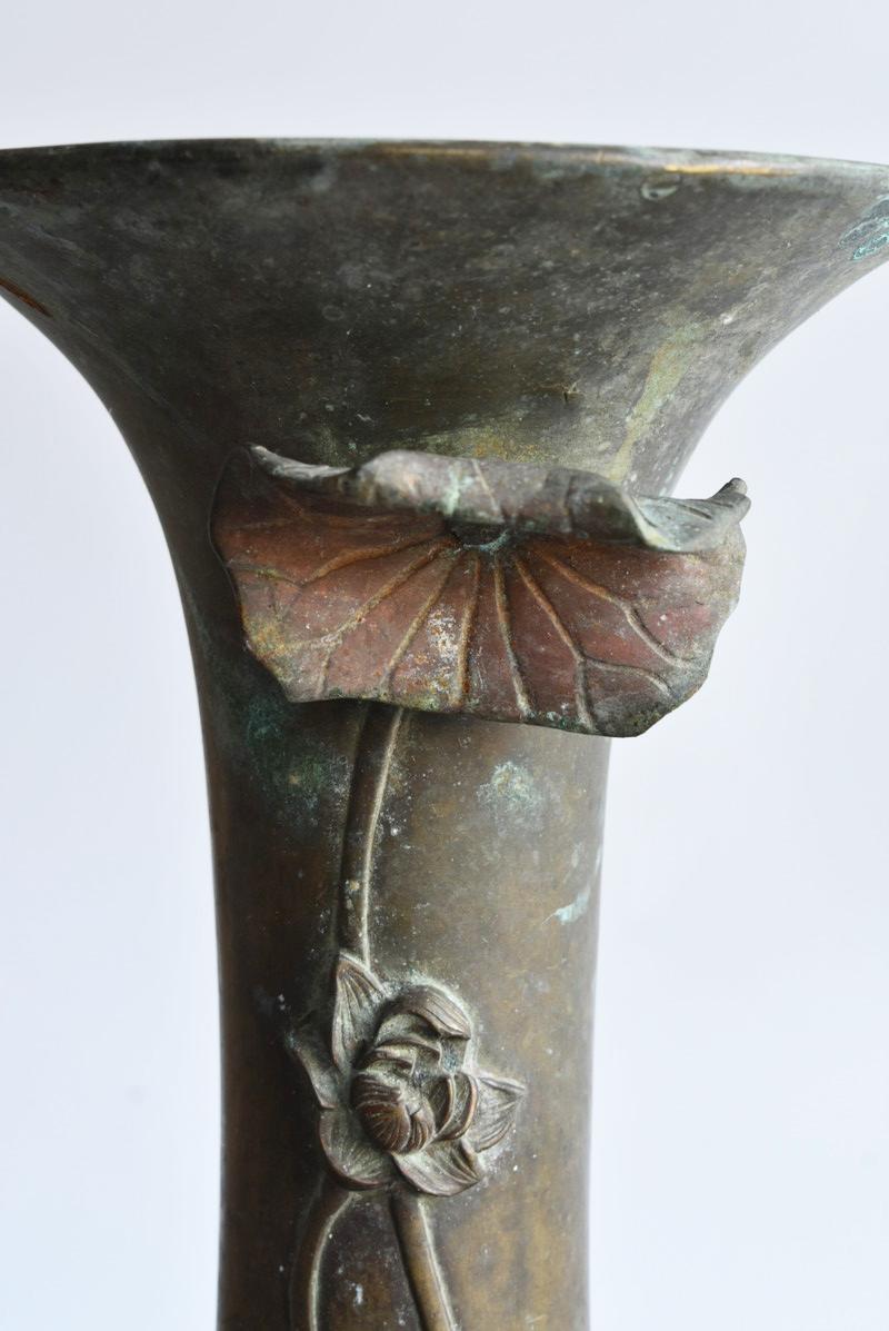 Vase japonais ancien / Sculpture de lotus / Vers le 19ème siècle en vente 2