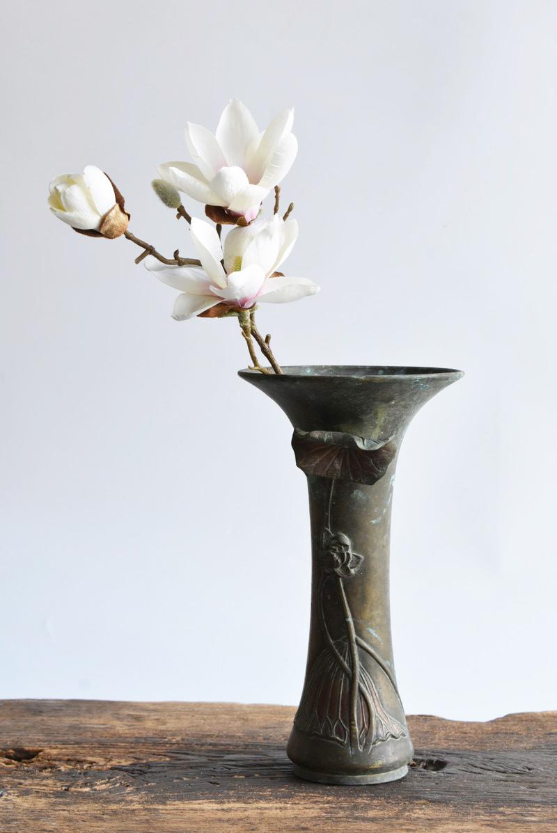 Japan Meiji-Ära-Taisho-Ära (etwa 1868-1910)
Aus Messing gefertigt und mit Lotosblumen verziert.
Es ist sehr schön.
Die Form dieser Vase breitet sich ebenfalls wie eine Blume von unten nach oben aus.

Die Unterseite ist mit 