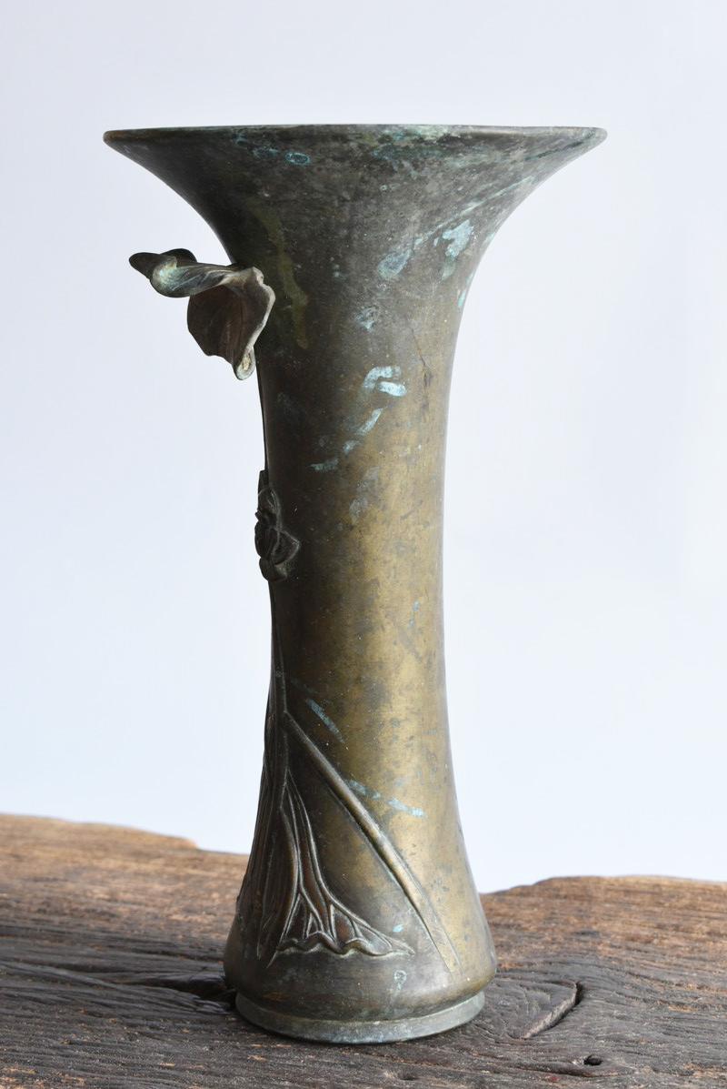 Japanese Antique Brass Vase / Lotus Sculpture / Around 19th Century In Good Condition For Sale In Sammu-shi, Chiba