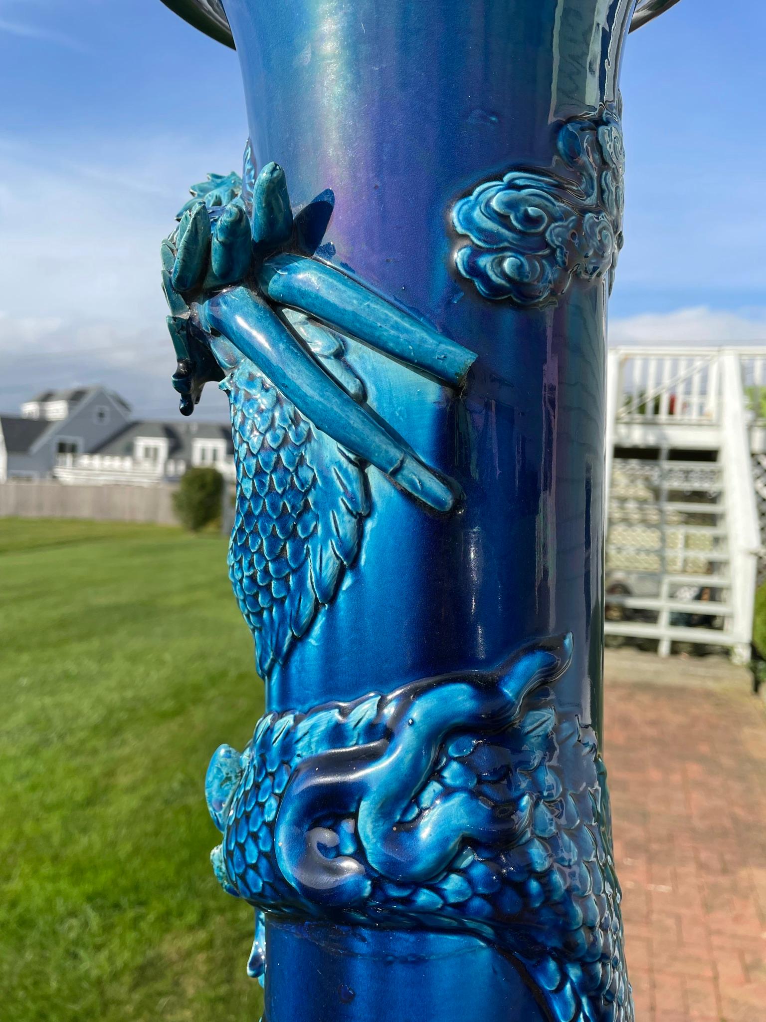 Grand vase japonais ancien d'une année de dragon bleu, couleur brillante, 37 pouces en vente 2