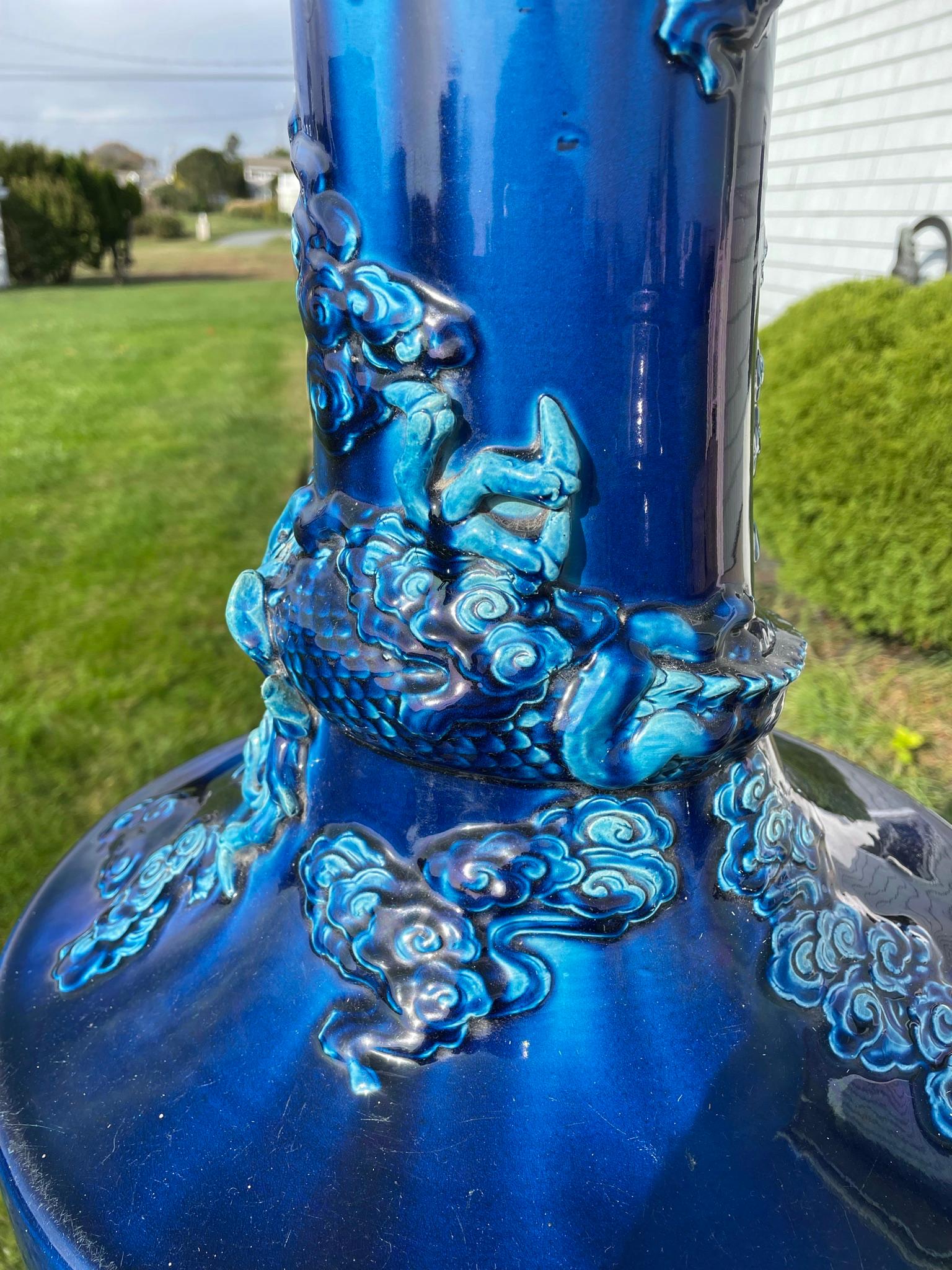 Grand vase japonais ancien d'une année de dragon bleu, couleur brillante, 37 pouces en vente 3