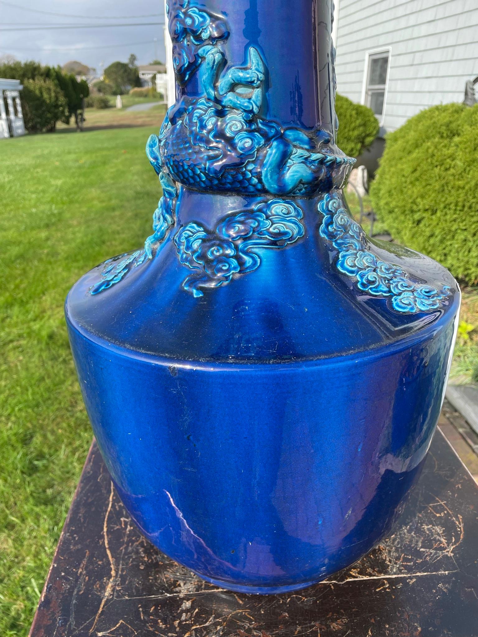 Grand vase japonais ancien d'une année de dragon bleu, couleur brillante, 37 pouces en vente 4