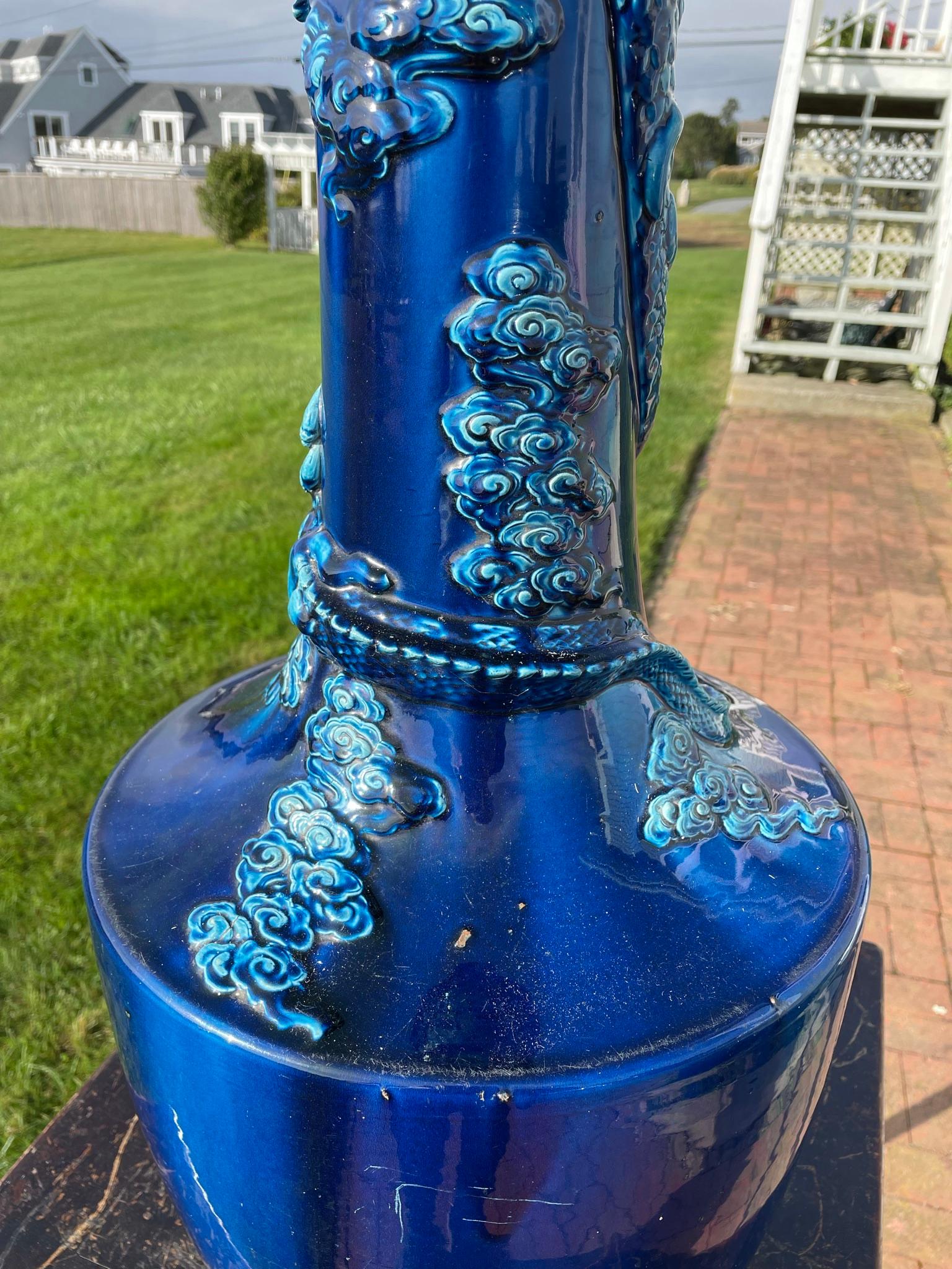 Grand vase japonais ancien d'une année de dragon bleu, couleur brillante, 37 pouces en vente 5
