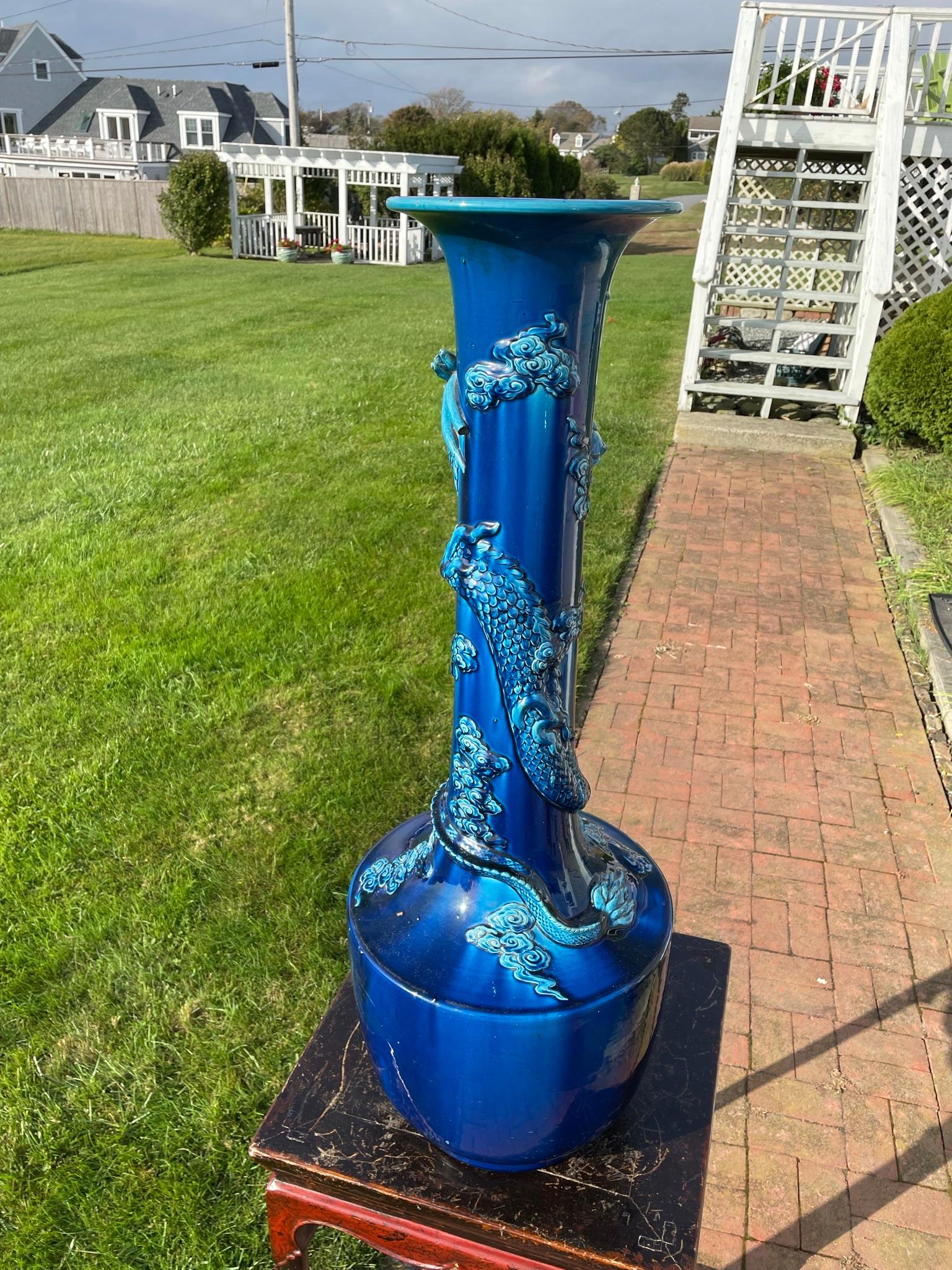 Grand vase japonais ancien d'une année de dragon bleu, couleur brillante, 37 pouces en vente 6