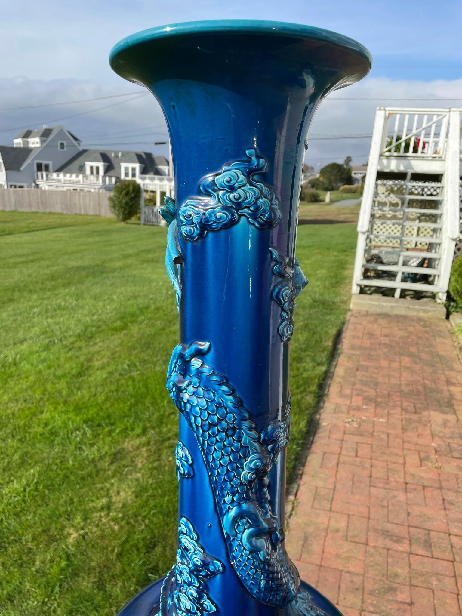 Grand vase japonais ancien d'une année de dragon bleu, couleur brillante, 37 pouces en vente 7