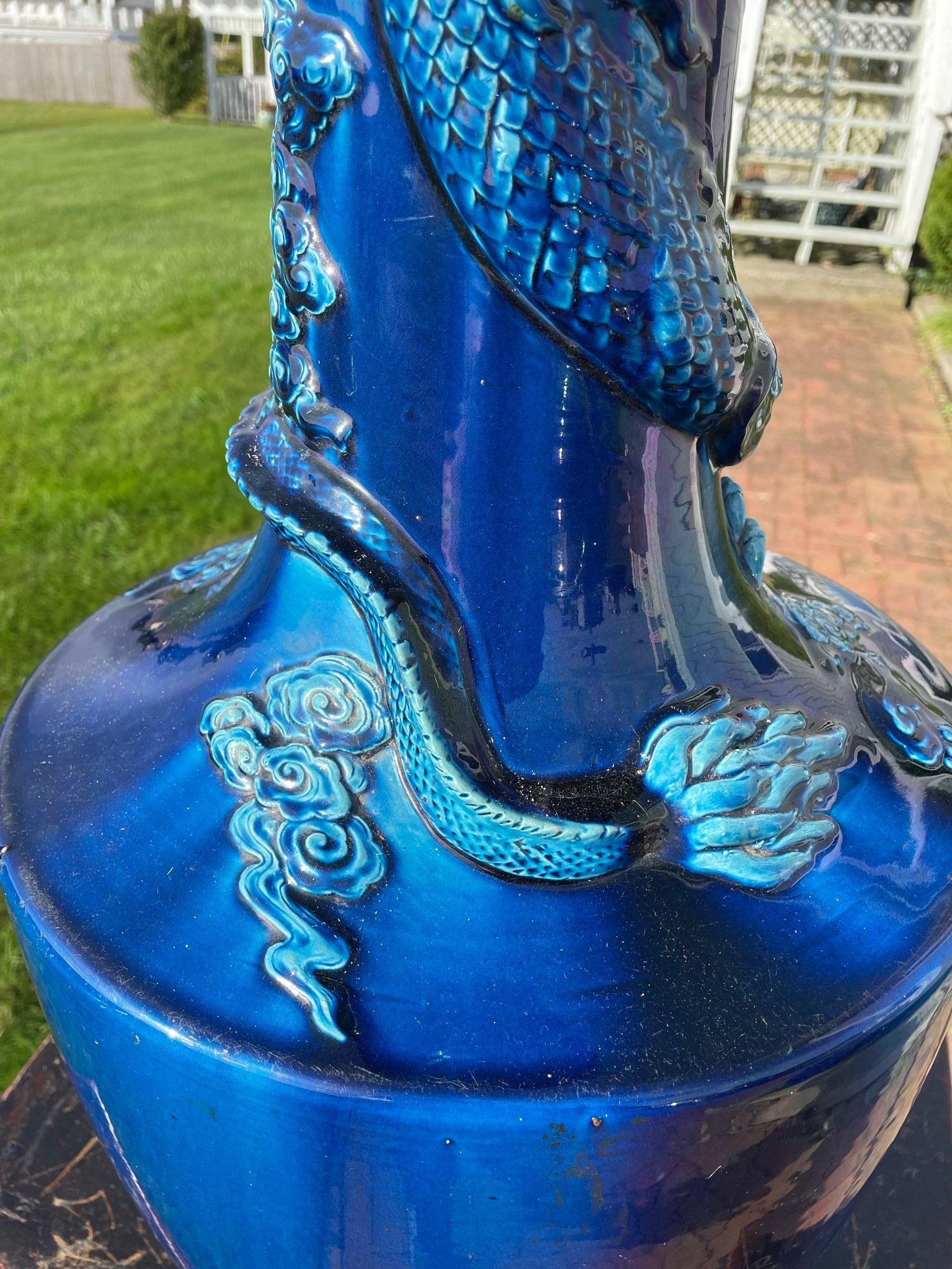 Grand vase japonais ancien d'une année de dragon bleu, couleur brillante, 37 pouces en vente 8