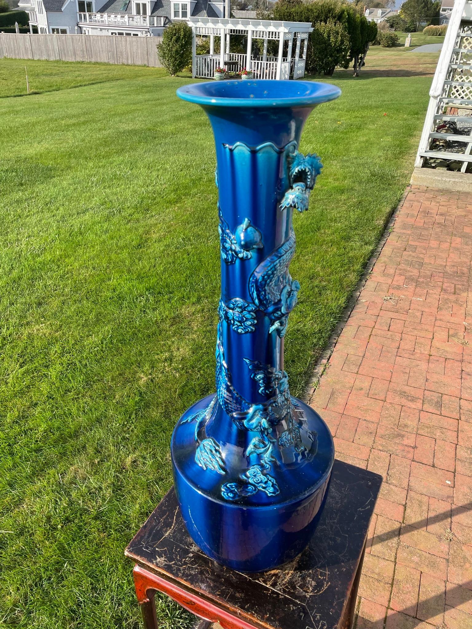 Grand vase japonais ancien d'une année de dragon bleu, couleur brillante, 37 pouces en vente 9