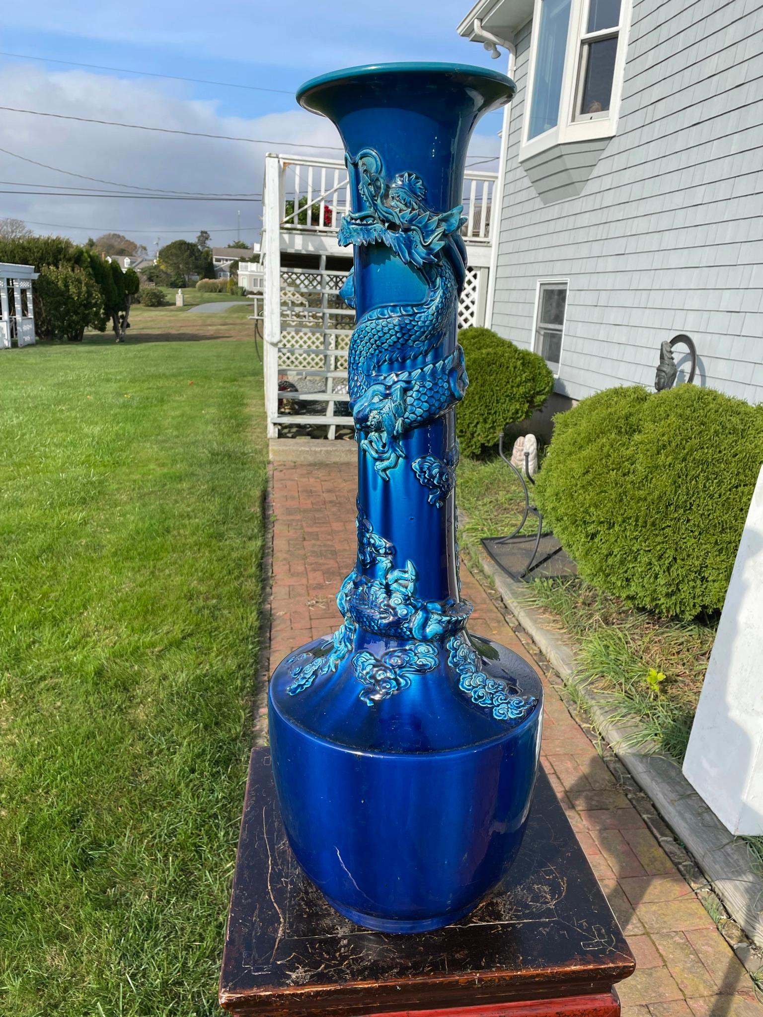 Japonais Grand vase japonais ancien d'une année de dragon bleu, couleur brillante, 37 pouces en vente