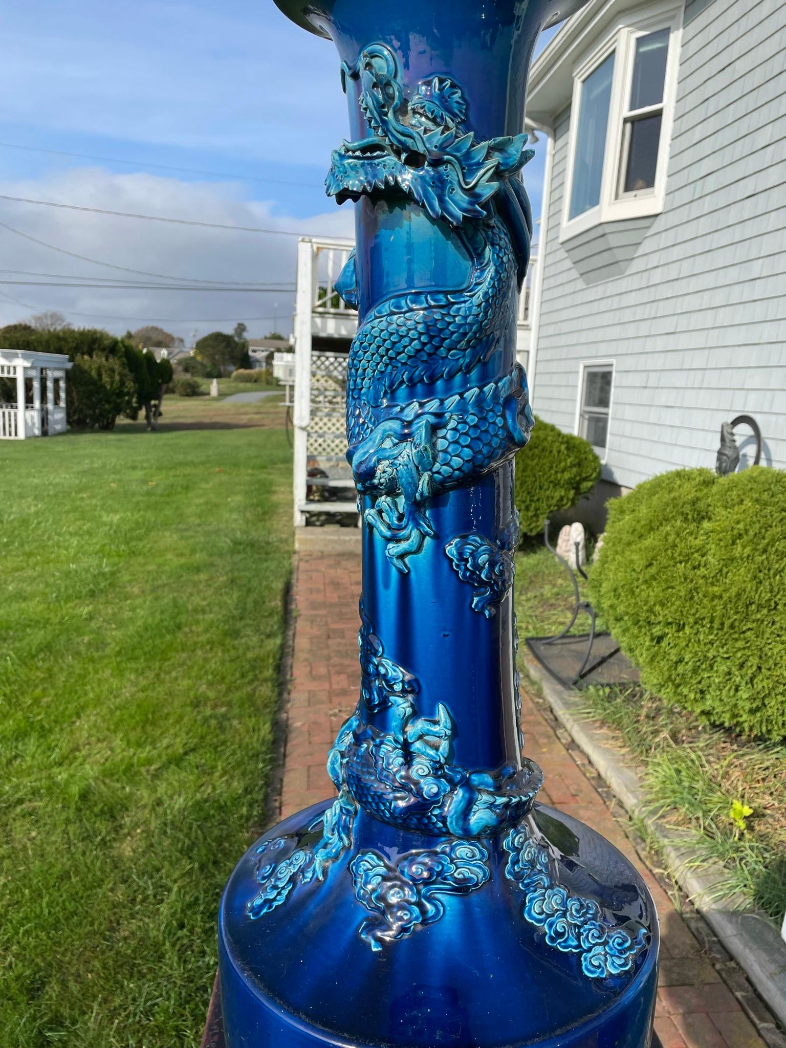 Vernissé Grand vase japonais ancien d'une année de dragon bleu, couleur brillante, 37 pouces en vente