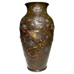 Vase japonais ancien en bronze doré avec motif de fleurs et d'oiseaux, période Meiji