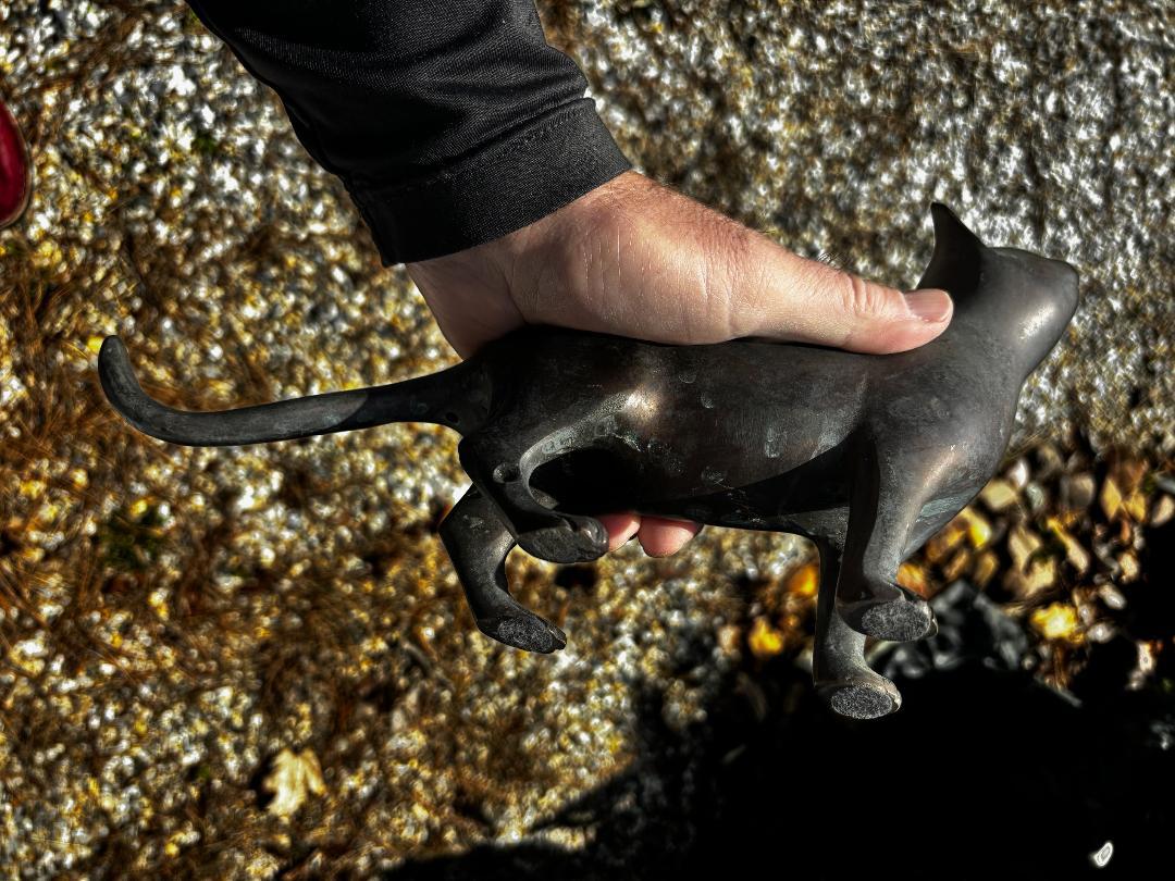 Paire de chats japonais anciens moulés à la main avec une poignée ludique en vente 1