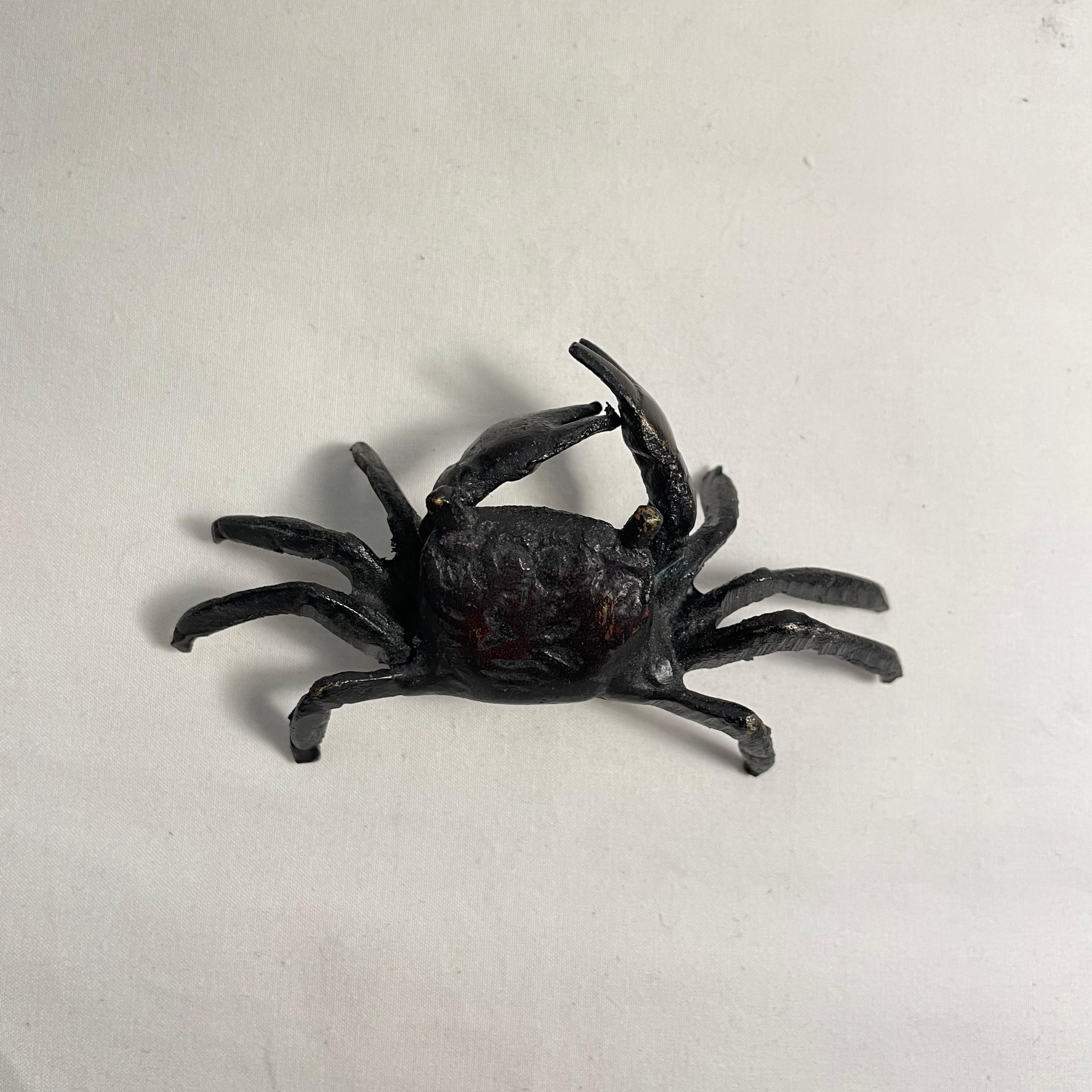 Object of crab with bronze:
A very precious object made before the second world war, when bronze was rare to find.

-Details-
Era: Showa (around 1930-1939)
Materials: Bronze
