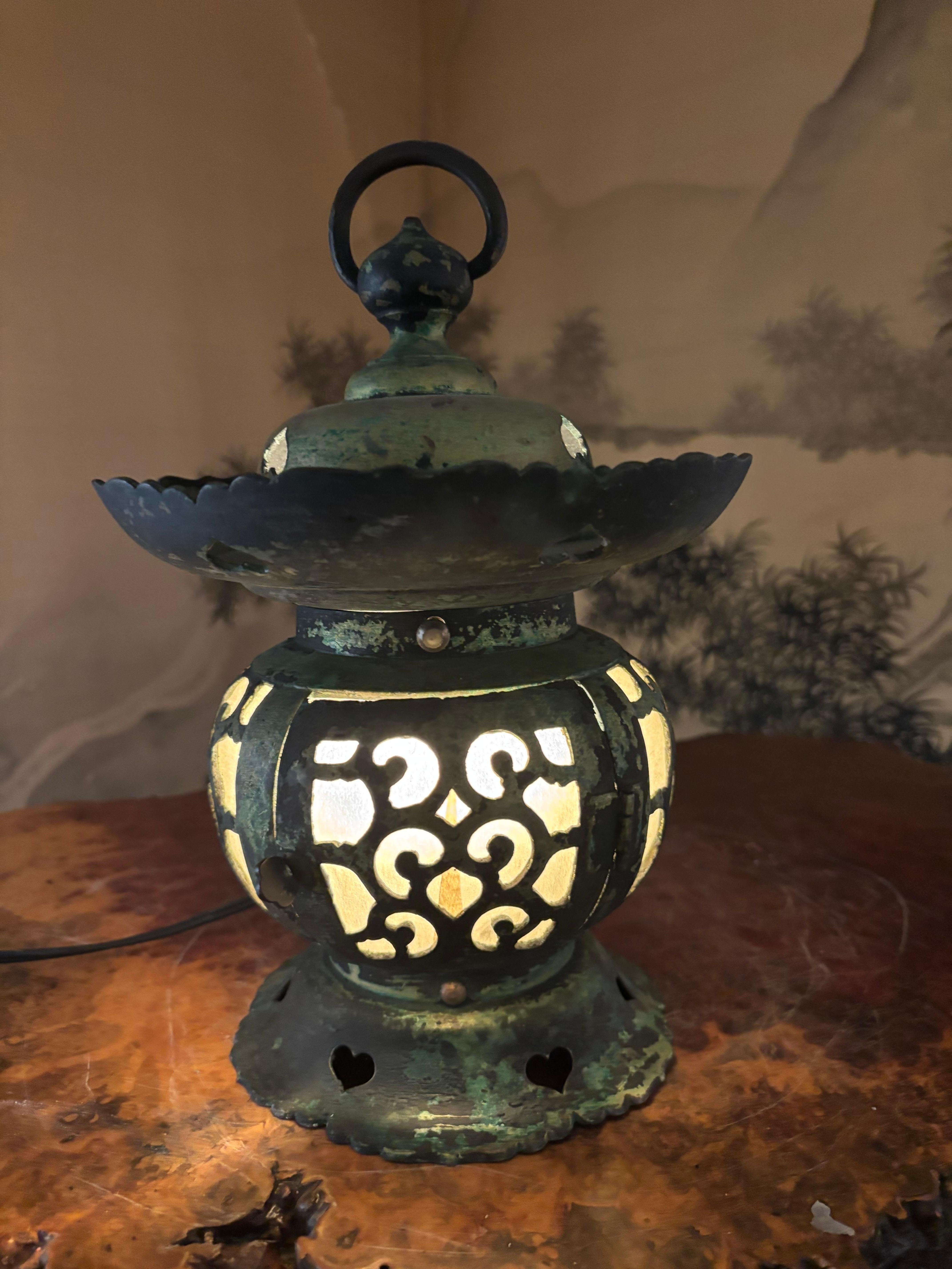Meiji Lanterna da santuario giapponese elettrificata in bronzo antico con raffinati disegni a cuore in vendita
