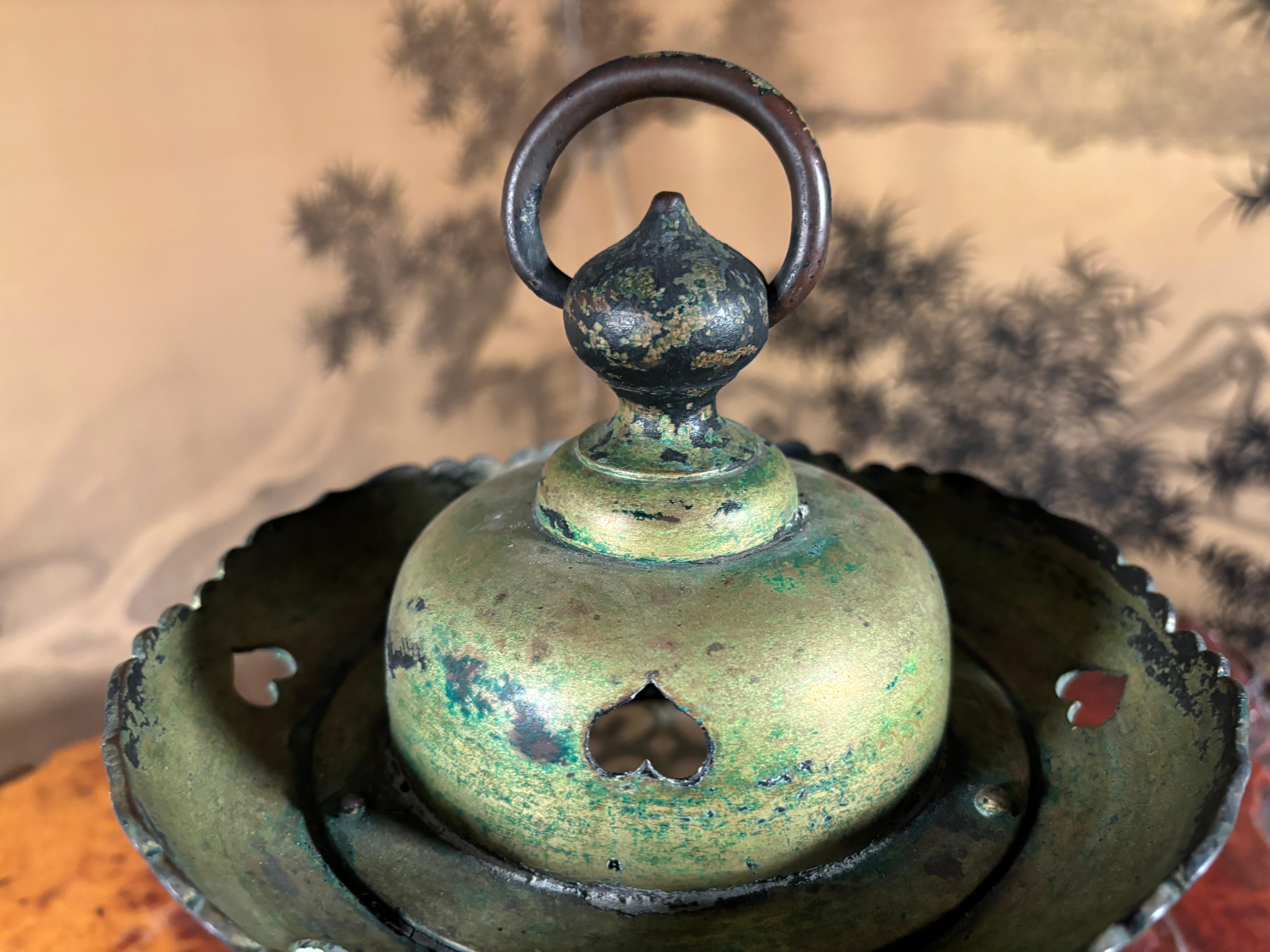 Fatto a mano Lanterna da santuario giapponese elettrificata in bronzo antico con raffinati disegni a cuore in vendita