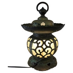 Farol Japonés de Bronce Antiguo Electrificado para Santuario con finos Diseños en forma de Corazón