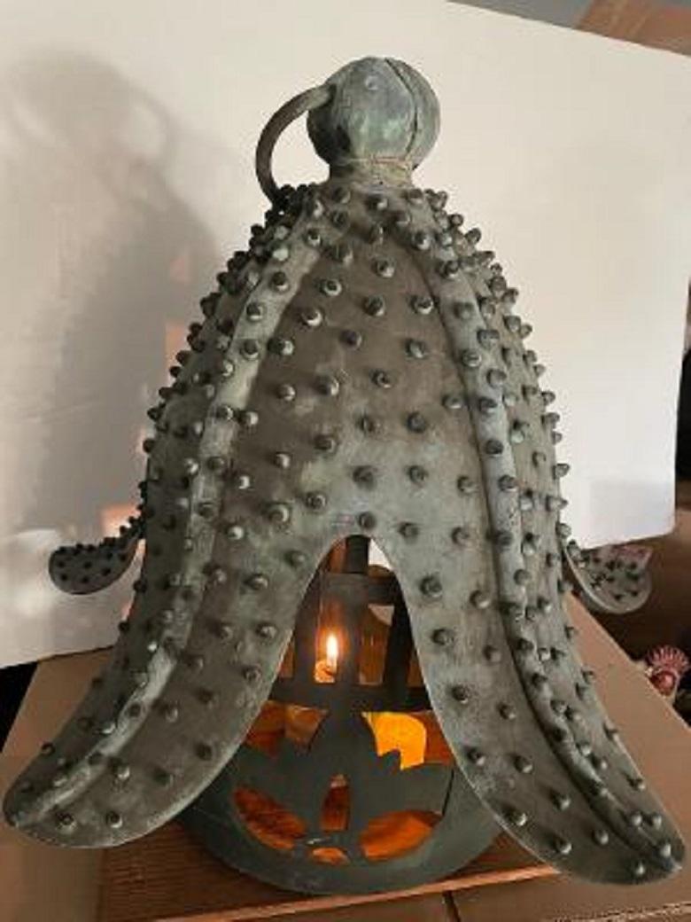 Japonais Lanterne de poisson étoilé japonaise ancienne et unique en bronze  en vente