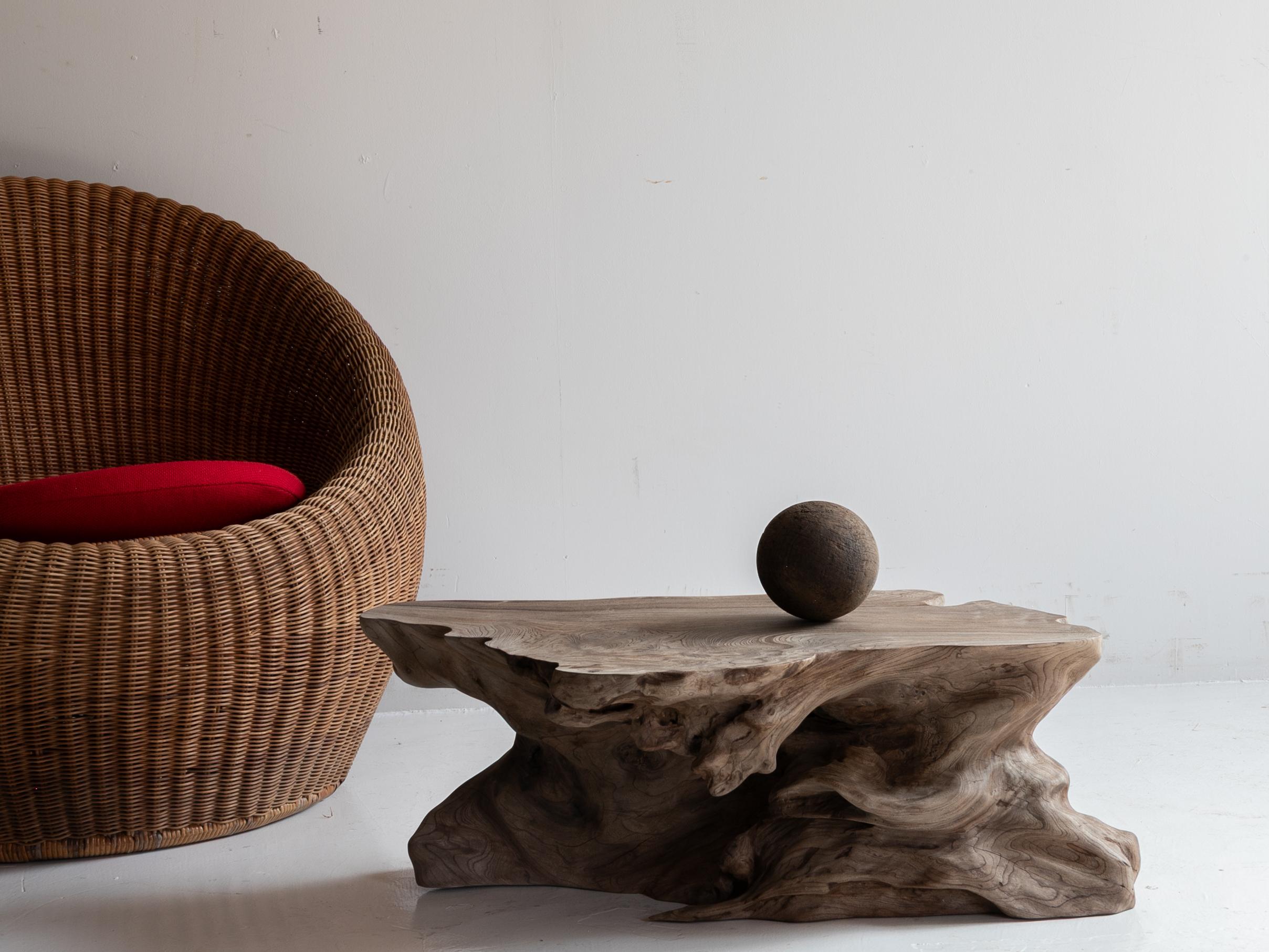 Table basse japonaise brutaliste en zelkova, début de la période Showa (vers 1900-1940)

Sculptée dans un seul tronc massif de zelkova, cette table basse japonaise incarne une sensibilité brutaliste frappante avec une présence sculpturale