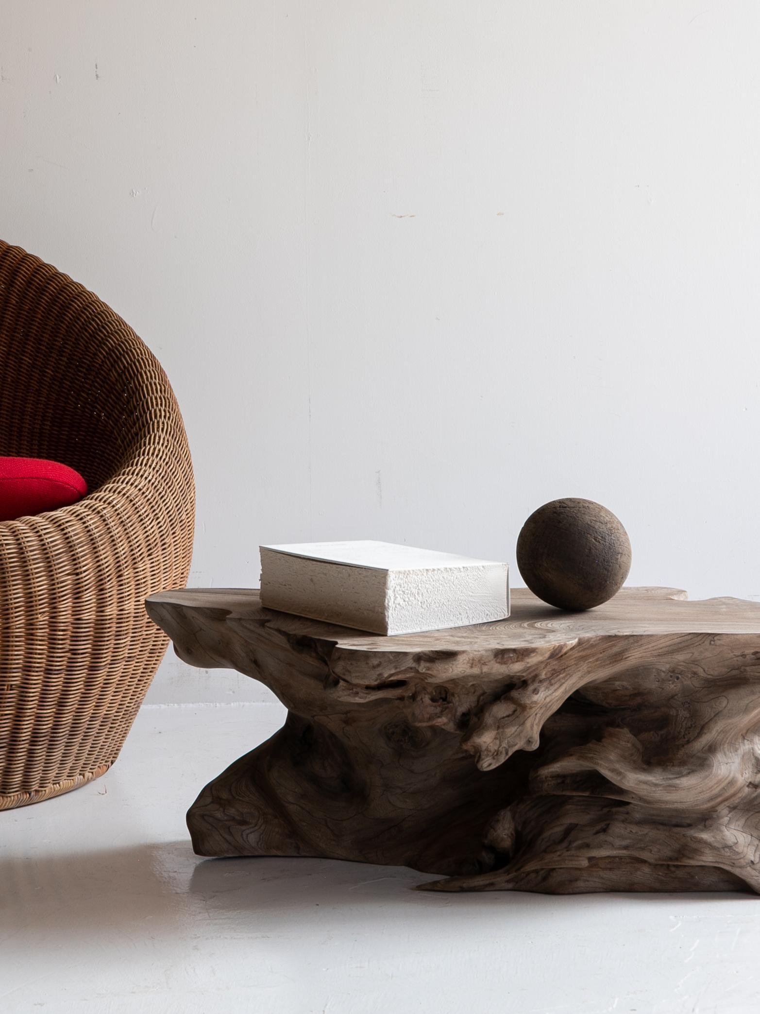 Sculpté à la main Antiquités japonaises Brutalist  Table basse 1900-1940 / Table d'appoint Wabi Sabi en vente