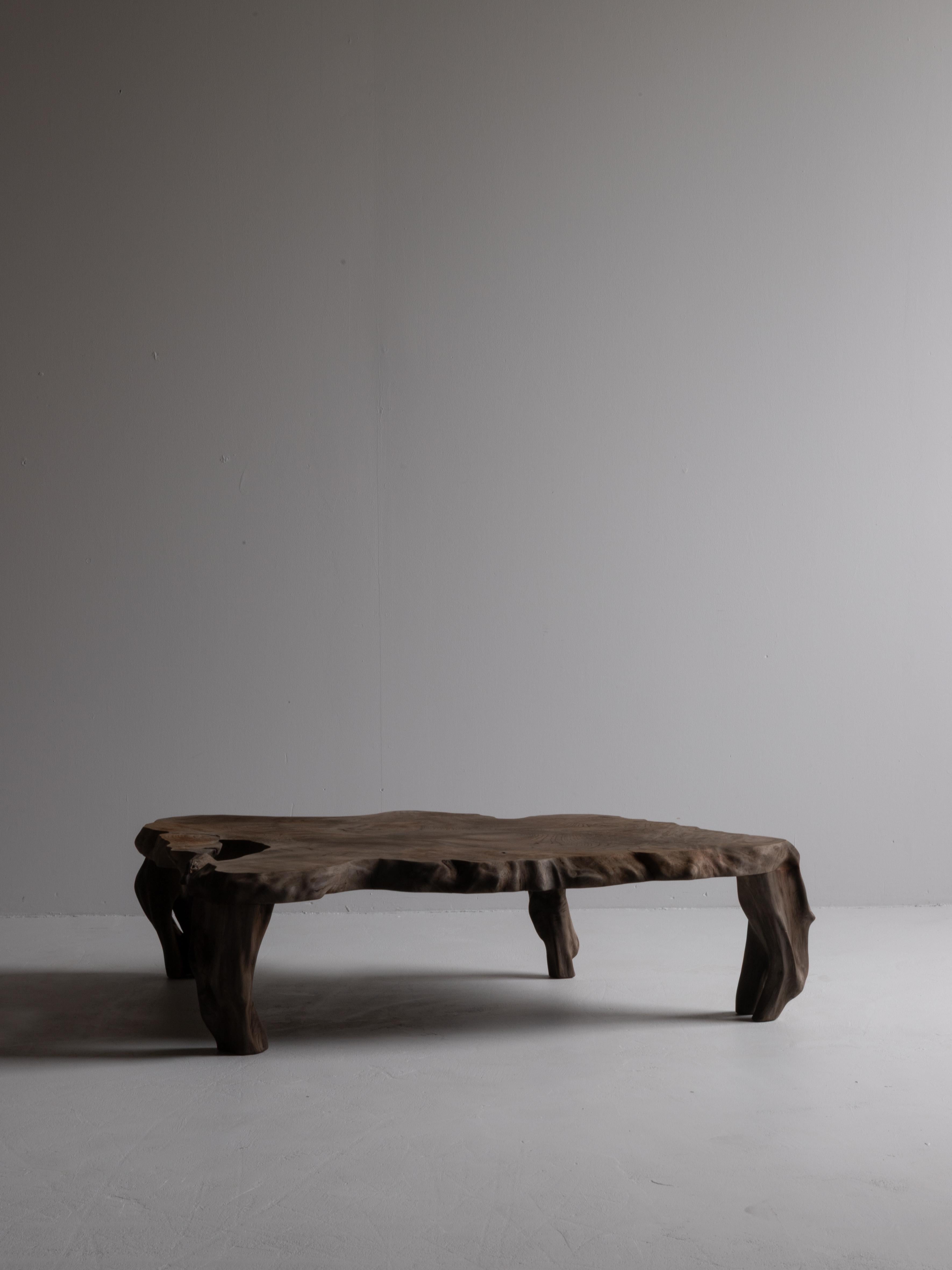 Sculpté à la main Antiquités japonaises Brutalist  Table basse 1900-1940 / Table d'appoint Wabi Sabi en vente