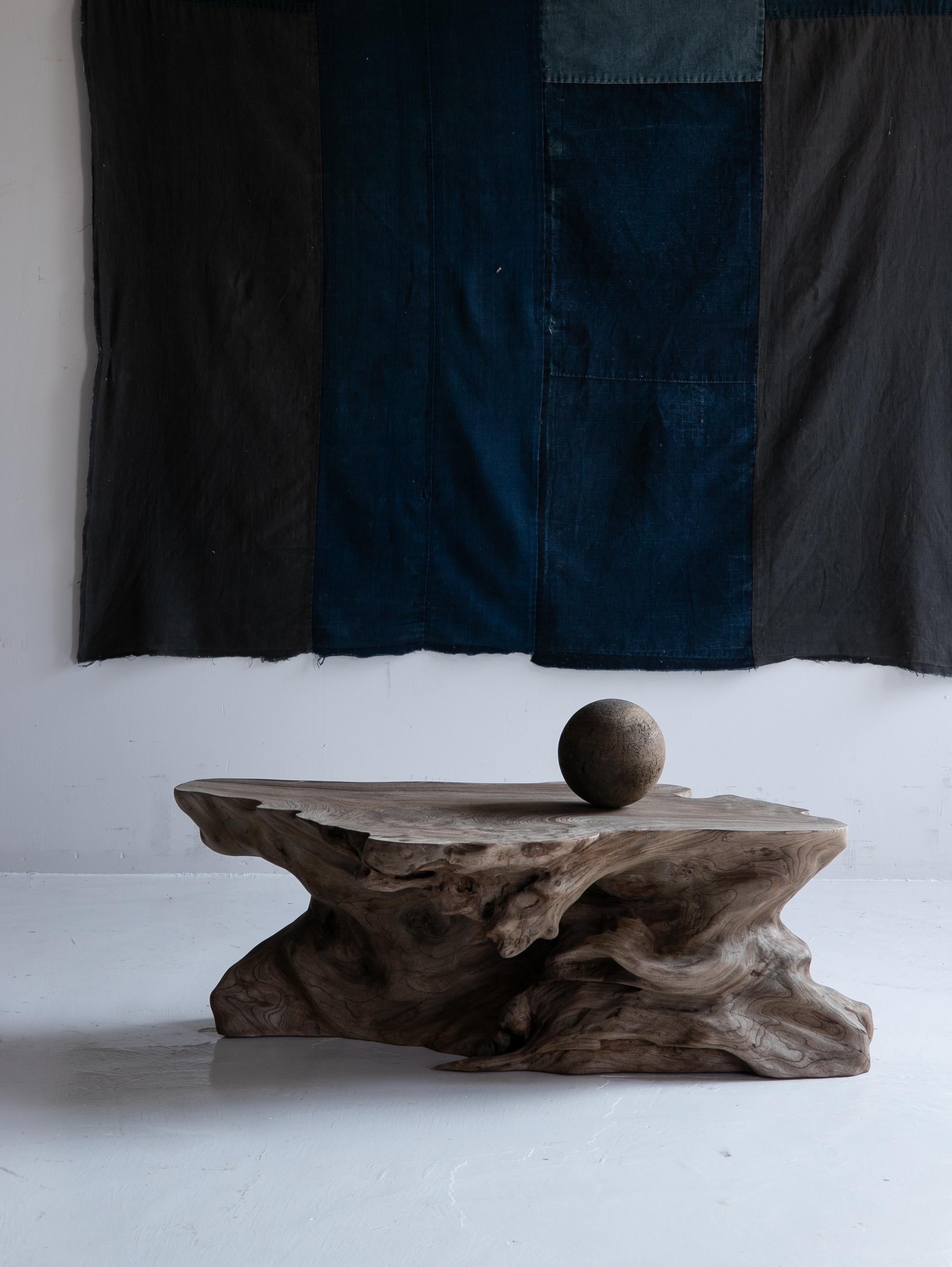 20ième siècle Antiquités japonaises Brutalist  Table basse 1900-1940 / Table d'appoint Wabi Sabi en vente