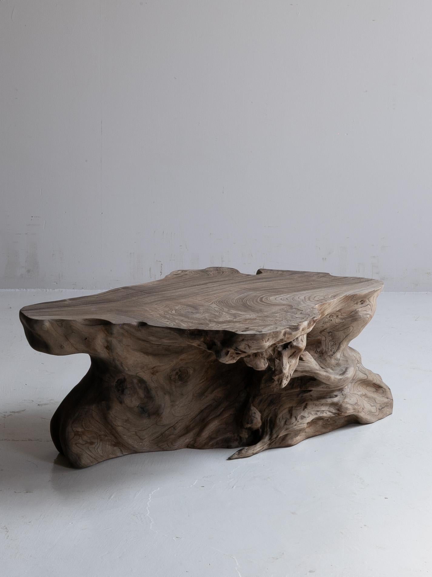 Antiquités japonaises Brutalist  Table basse 1900-1940 / Table d'appoint Wabi Sabi en vente 1