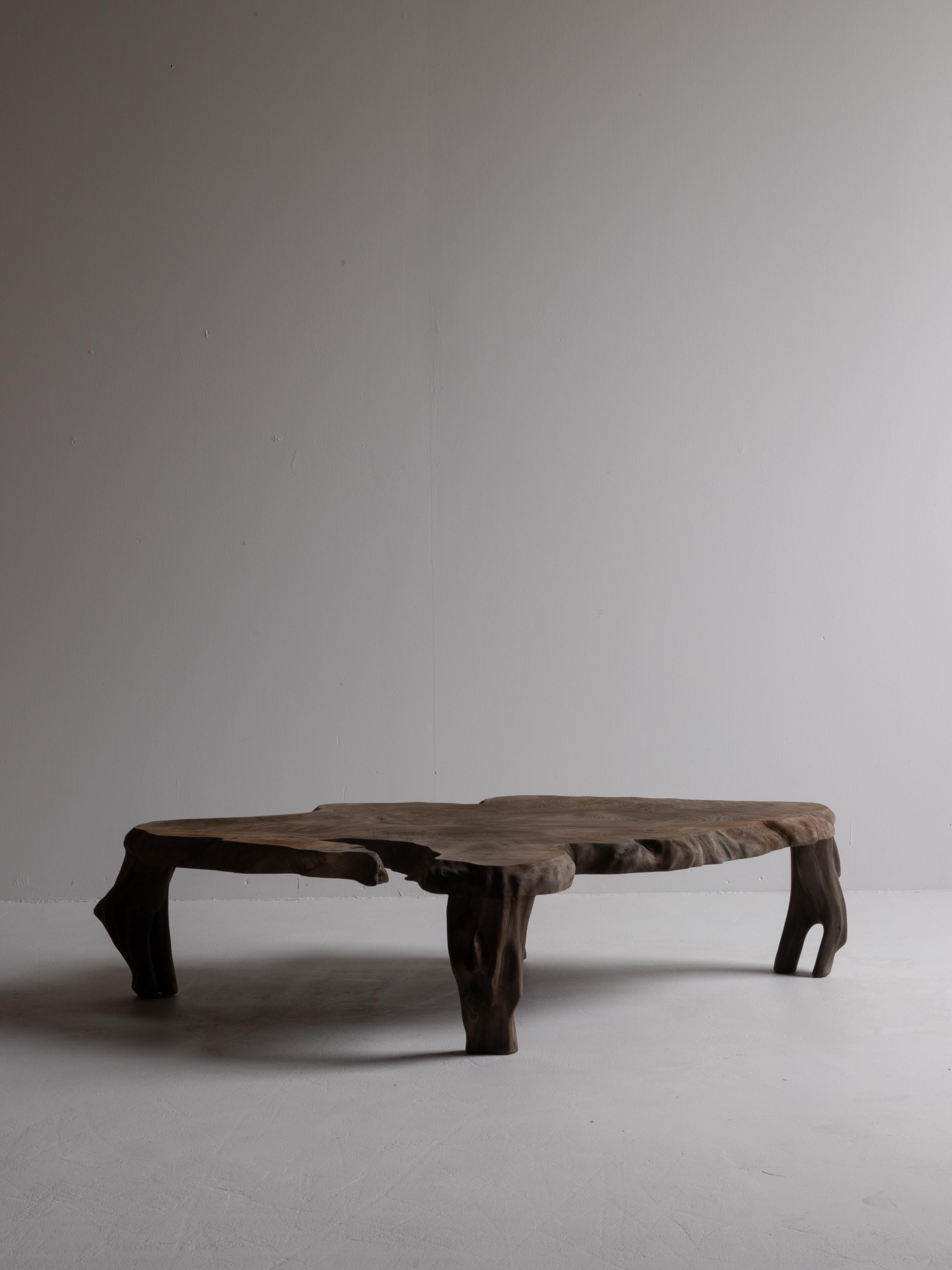 Antiquités japonaises Brutalist  Table basse 1900-1940 / Table d'appoint Wabi Sabi en vente 1