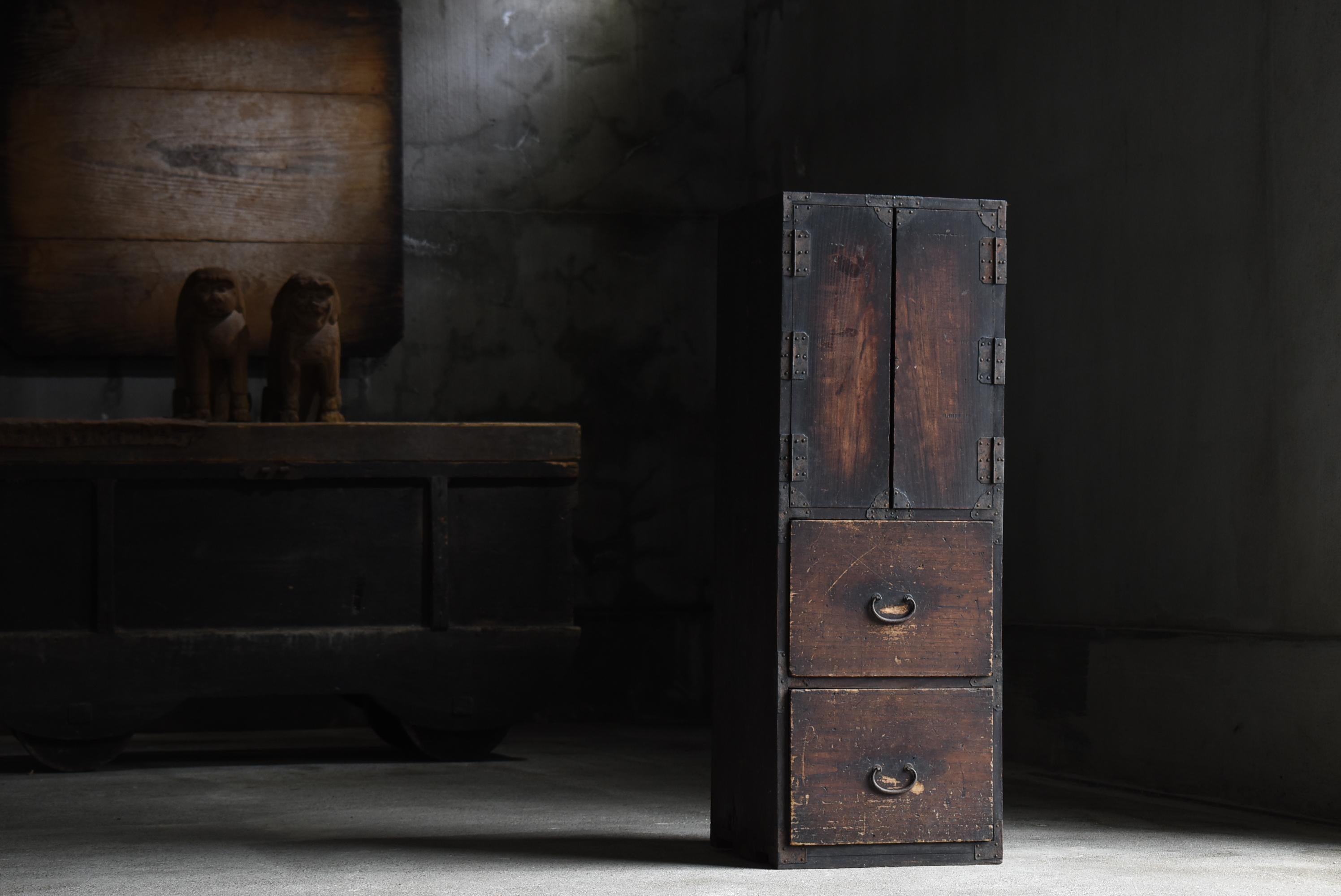 Very old Japanese cabinet.
The furniture was made in the Meiji period (1860s-1900s).
It is made of zelkova and cedar wood.

It is an unusual type of furniture with a storage compartment with a Kannon door above the drawer storage.

The