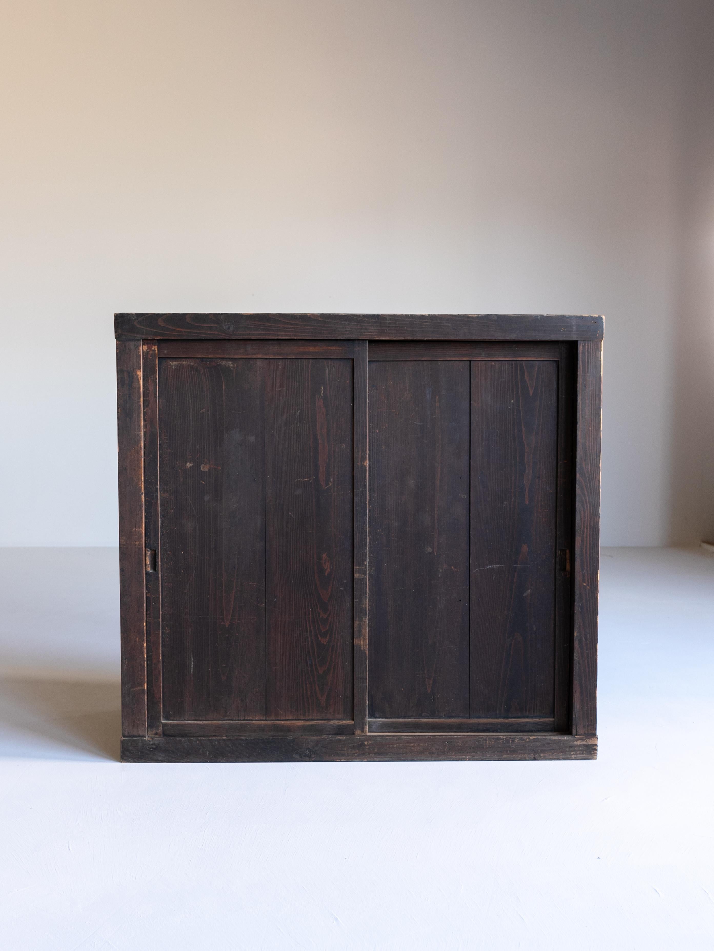 This is a very old Japanese storage cabinet.
This furniture is from the Meiji Period (1860s-1900s).
It is made of cedar wood.

Simple and beautiful, with no extra decoration.
It is the ultimate in simplicity.
The color is also
