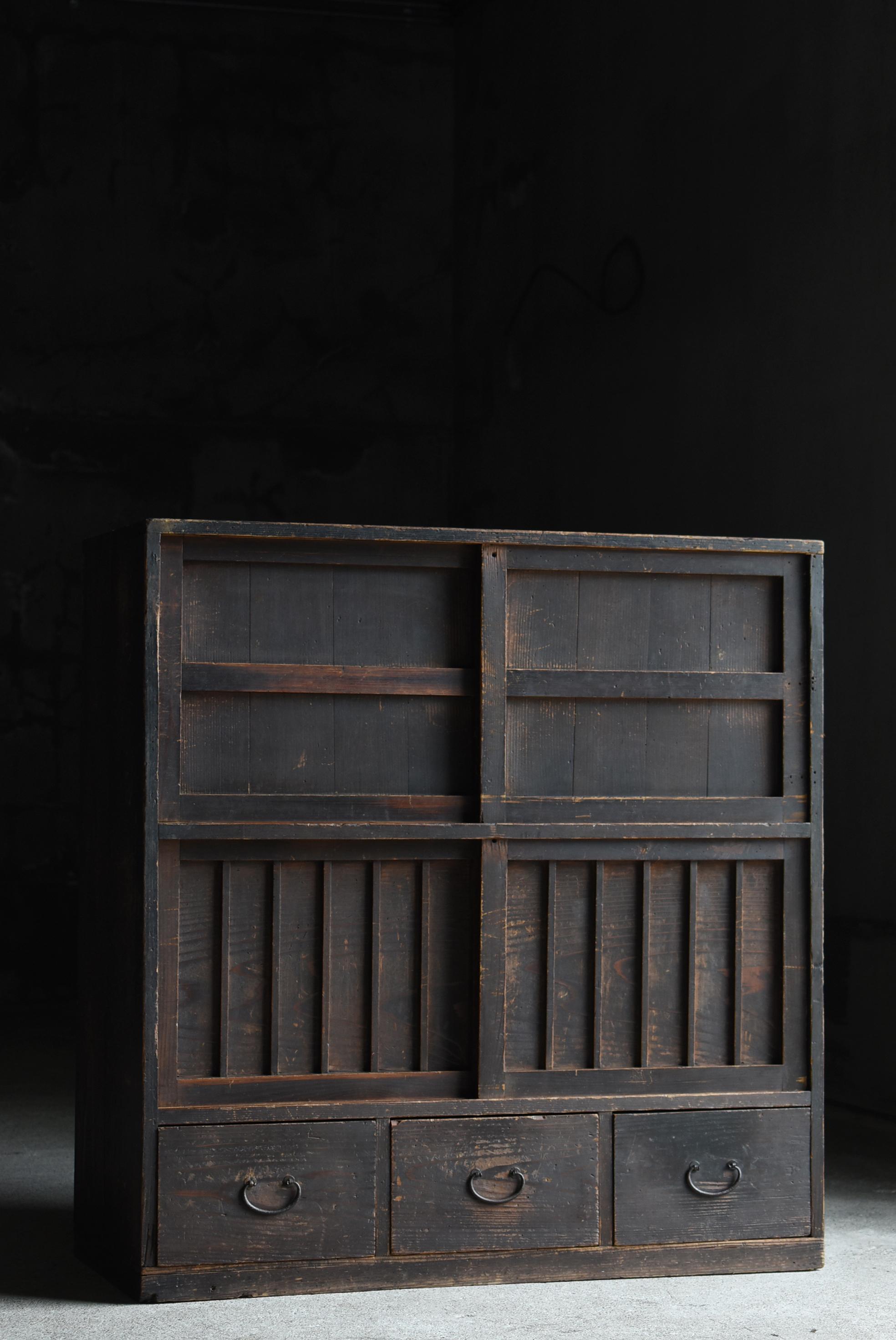 This is an old storage cabinet made in Japan.
It is a piece of furniture made between the Meiji and Taisho periods (1860s-1920s), and it is a piece of furniture that has passed through time along with the Japanese lifestyle and culture. The material