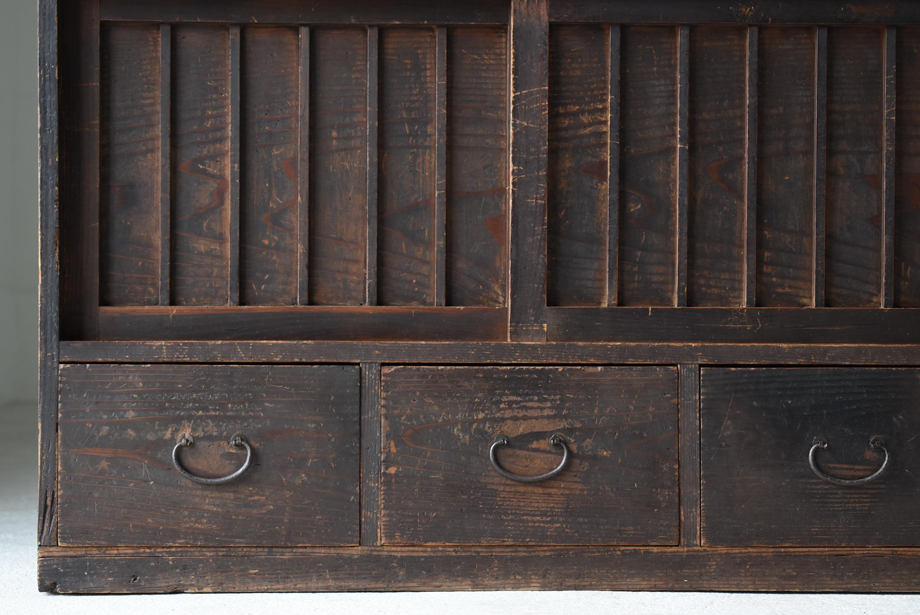 Japanese Antique Cabinet 1860s-1920s / Tansu Sideboard Wabisabi Bon état - En vente à Chōsei District Nagara, JP