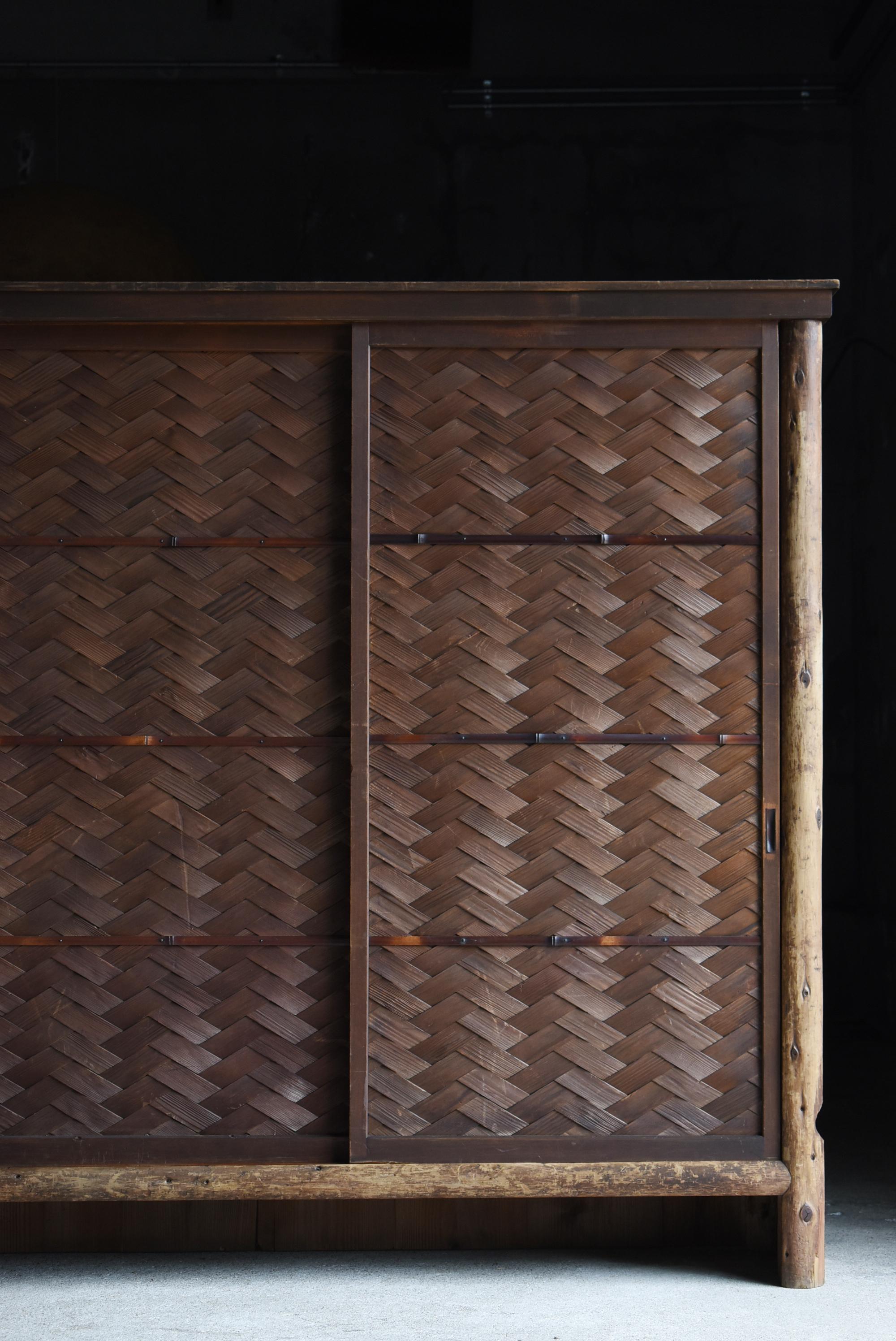 This is an old storage cabinet made in Japan.
It was produced from the Taisho period to the early Showa period (1920s to 1940s). It is a piece that has both a long-established style and an aesthetic that is still relevant today.

The main material