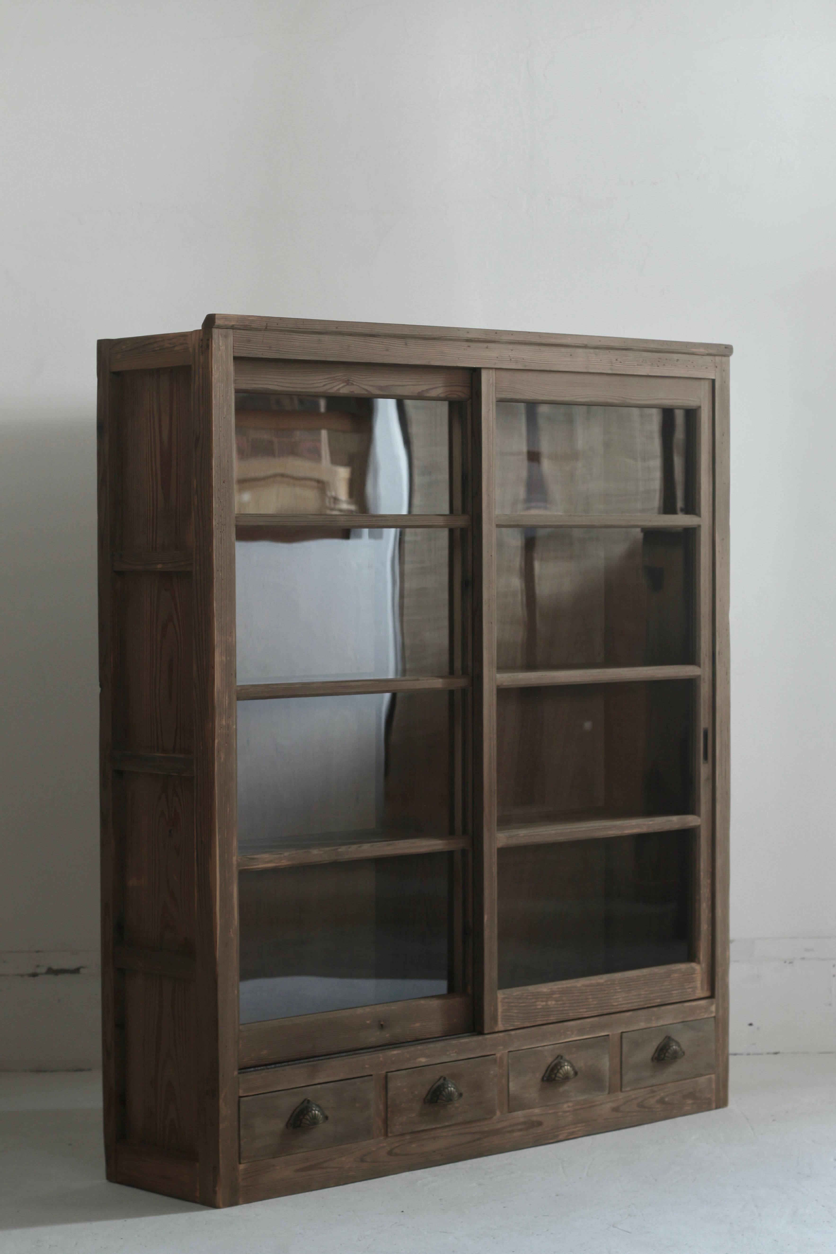 It's a cabinet made of cedar.

The shelf board is fixed, but it is devised so that the pier of the door is aligned on the shelf board so that you can see the decoration from the glass door.

A pulley and an iron rail are installed on the sliding