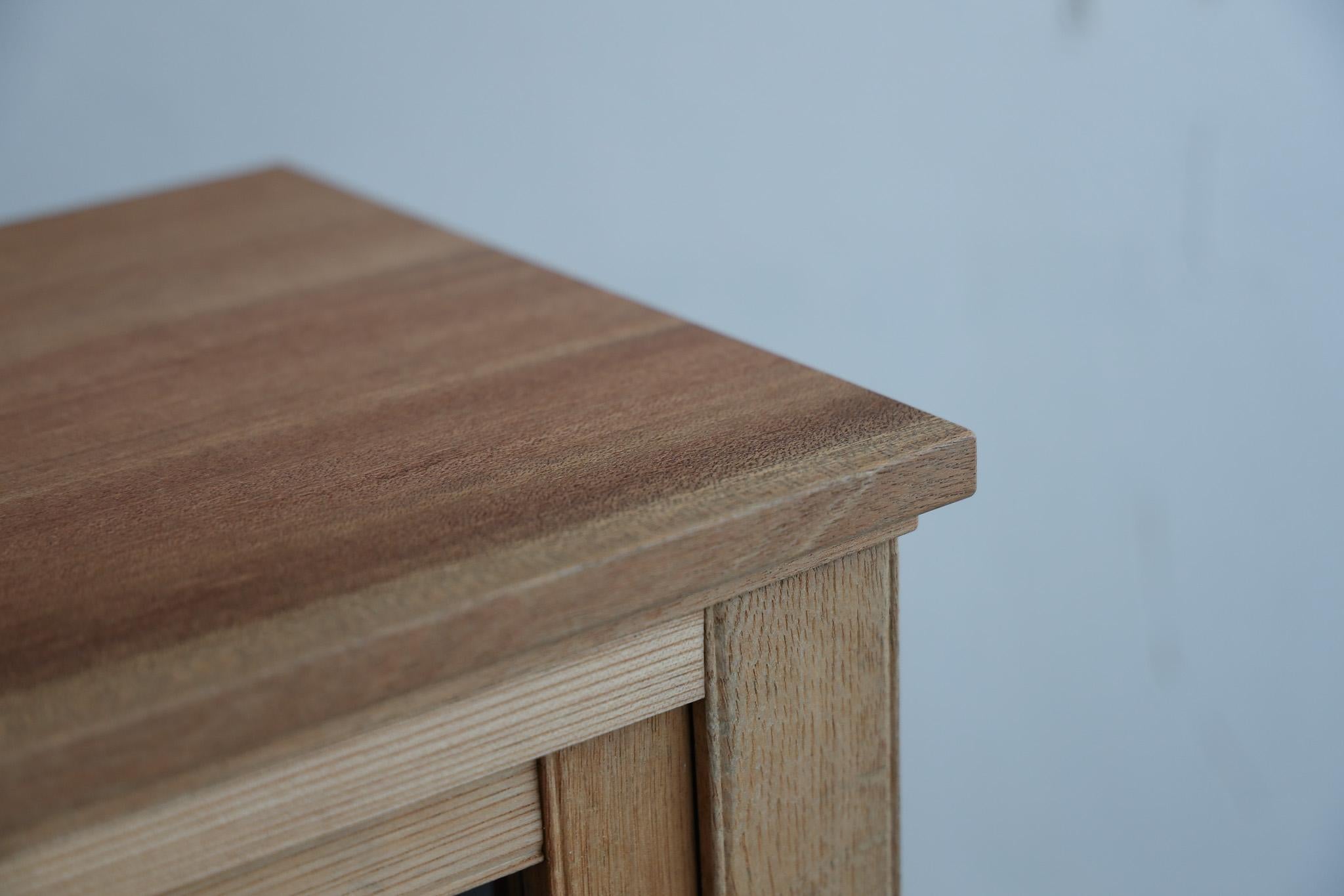 A shelf with wheeled legs that has an elegant appearance.

This is a piece created through collaboration between furniture craftsmen and wheeled craftsmen.
The sharp wheeled legs and the support that supports them are an original ICCA design born