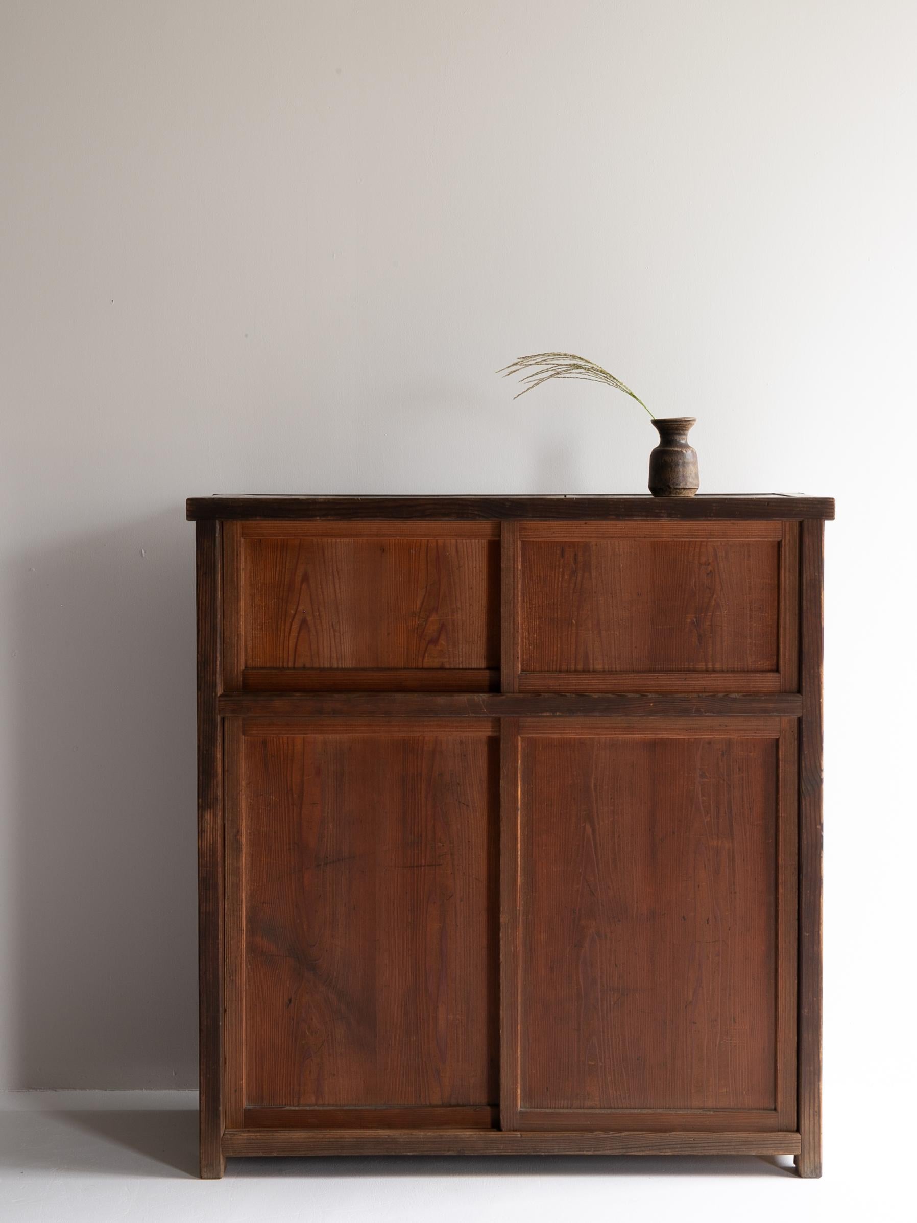 Un meuble de rangement antique japonais magnifiquement équilibré, fabriqué au Japon pendant la période Taishō au début de la période Shōwa.
Fabriquée principalement à partir de cèdre japonais (sugi) et d'autres bois indigènes, cette pièce reflète