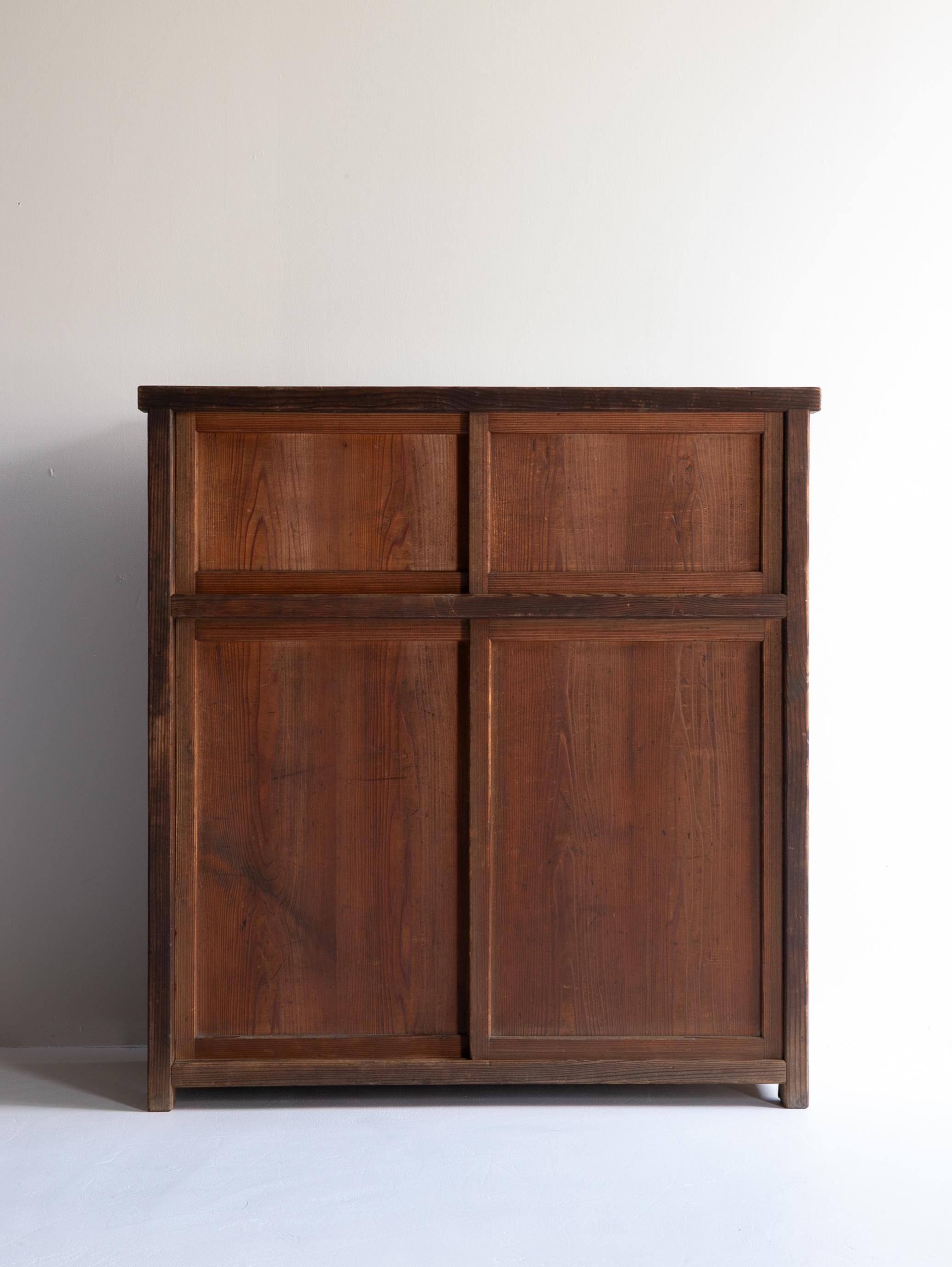 Travail du bois Cabinet ancien japonais / Wabisabi / Période Taishō-Shōwa (1910s-1940s) en vente