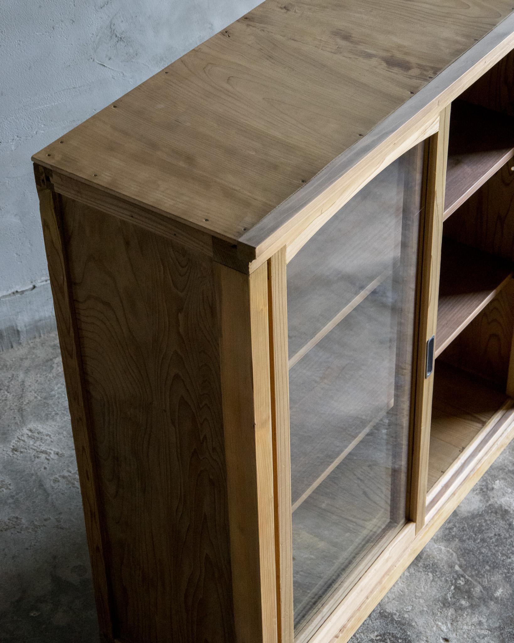 Antiker japanischer Schrank mit Glastüren, frühe Showa-Periode '1926-' im Angebot 9