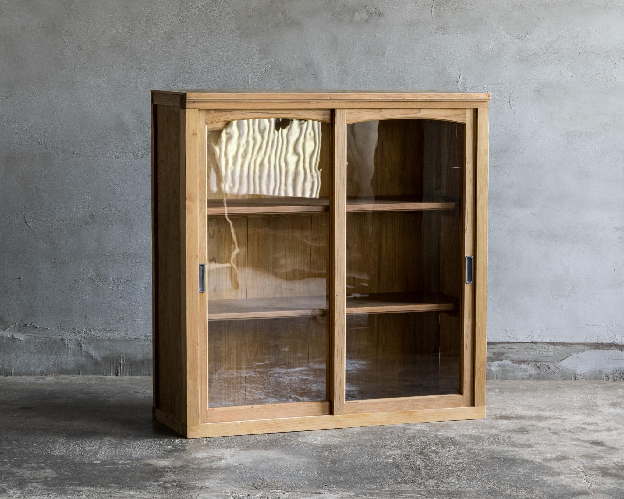 Antiker japanischer Schrank mit Glastüren, frühe Showa-Periode '1926-' (Japanisch) im Angebot