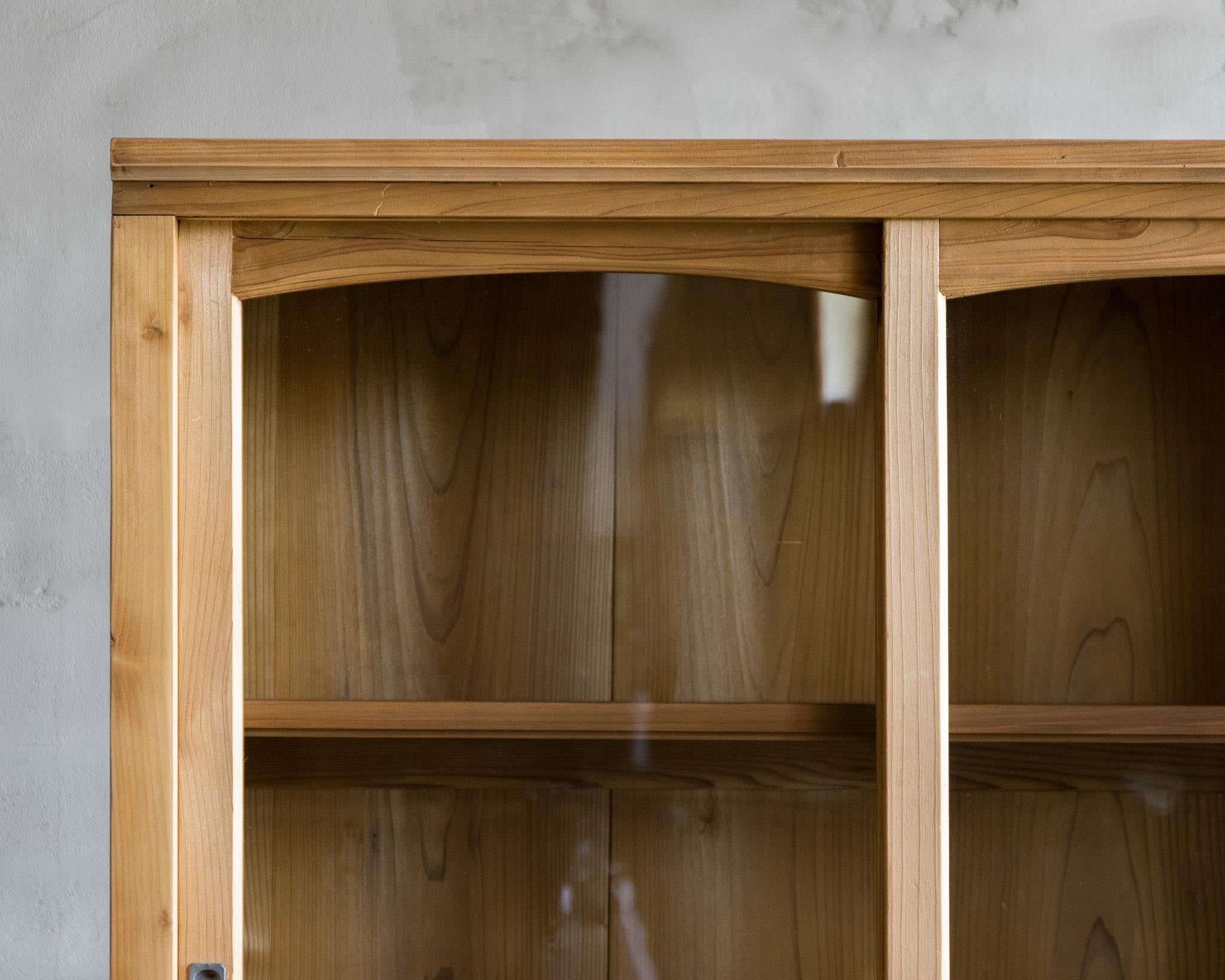 Antiker japanischer Schrank mit Glastüren, frühe Showa-Periode '1926-' (Zypressenholz) im Angebot