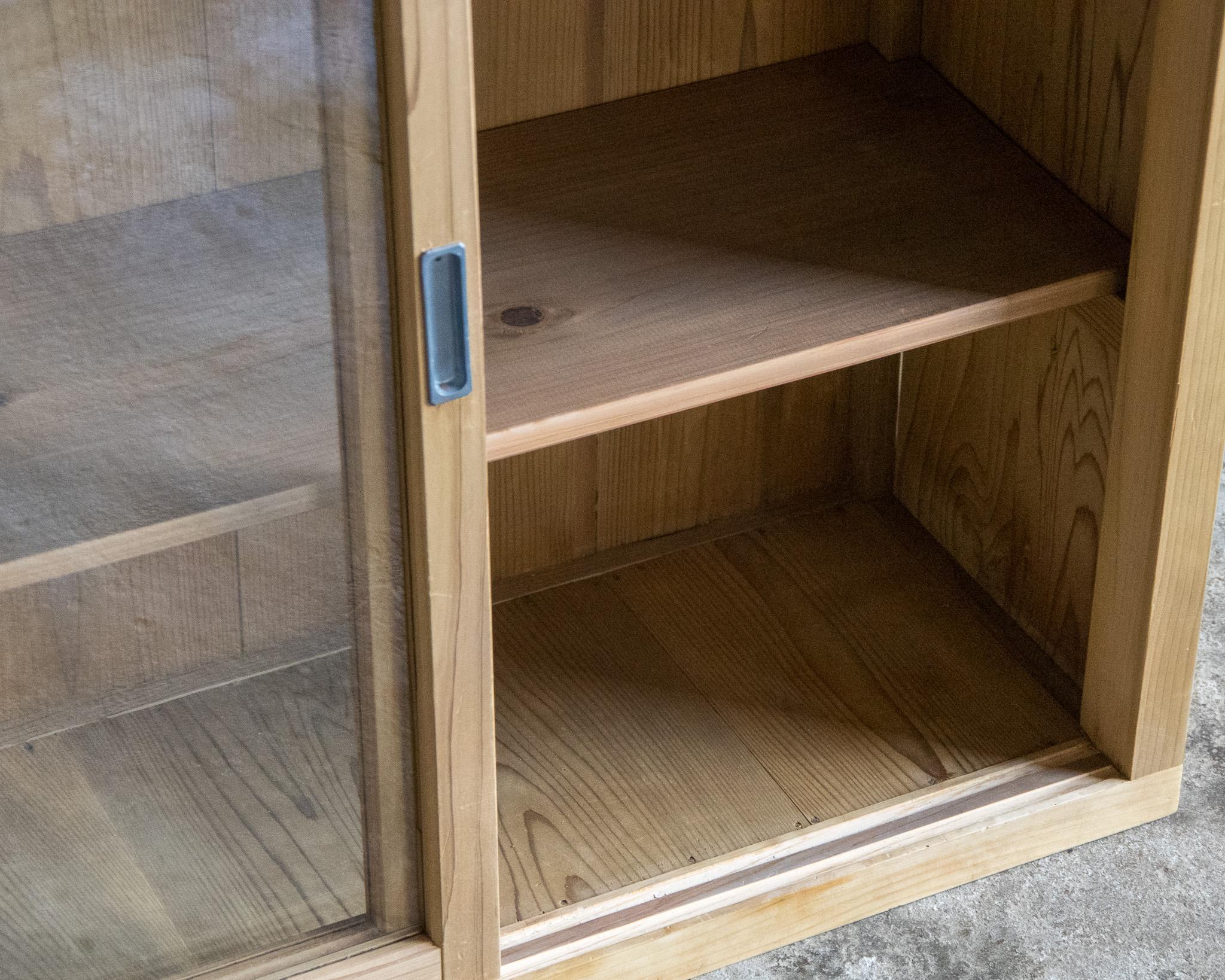 Antiker japanischer Schrank mit Glastüren, frühe Showa-Periode '1926-' im Angebot 1