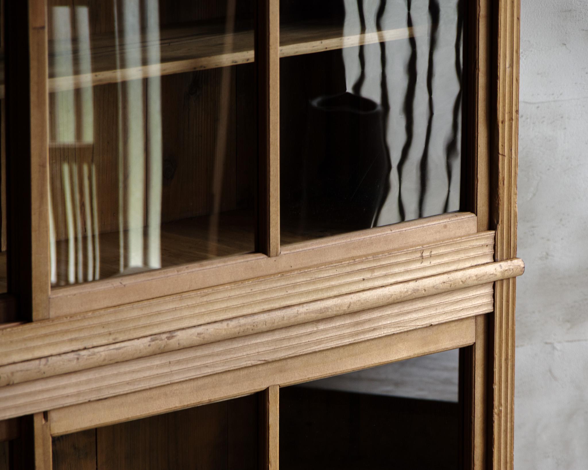 Antiker japanischer antiker Schrank mit Glastüren, Taisho-Ära '1912-1926', Wabi Sabi im Angebot 4