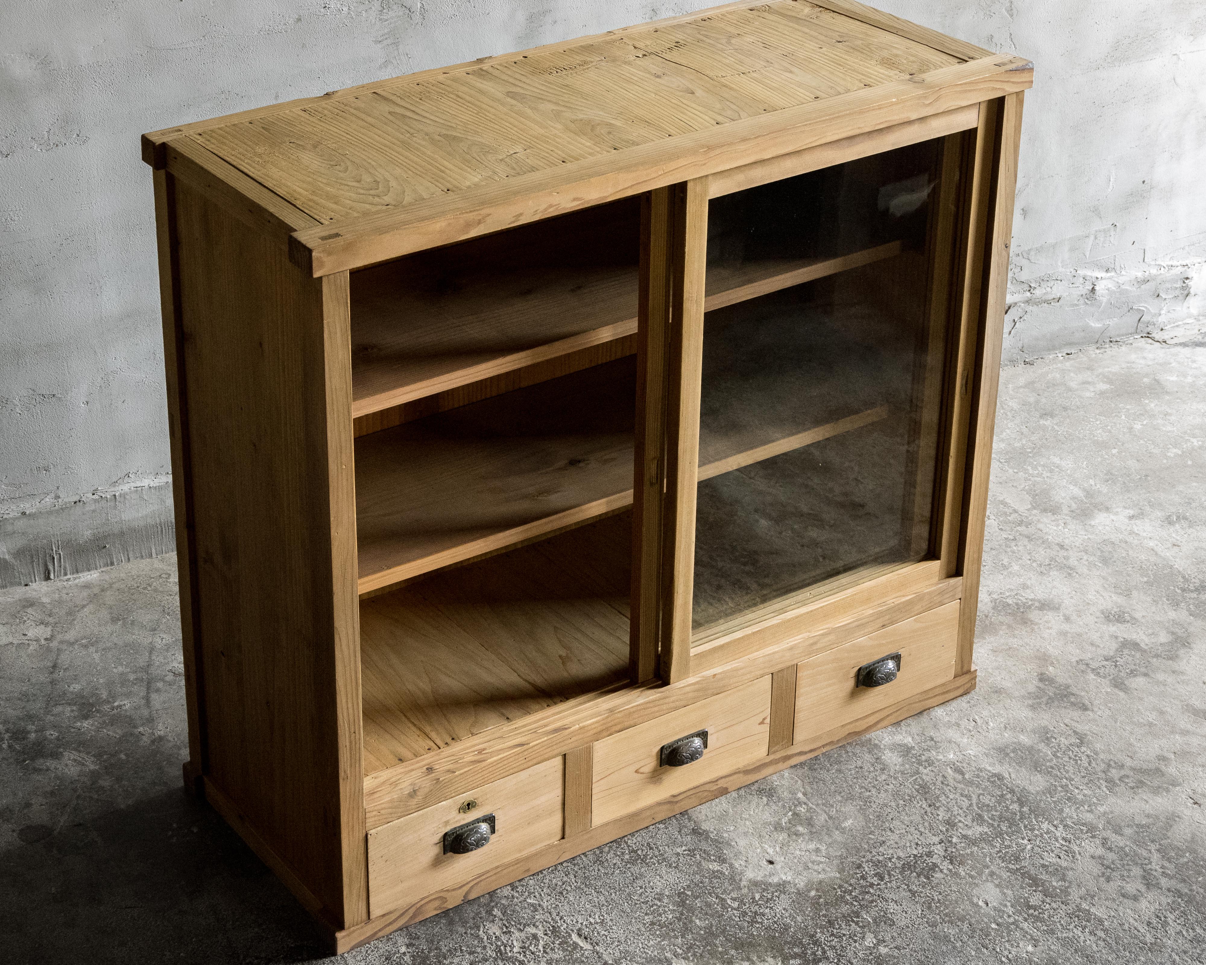 Mobile antico giapponese con ante in vetro, epoca Taisho (1912-1926), Wabi Sabi in vendita 4