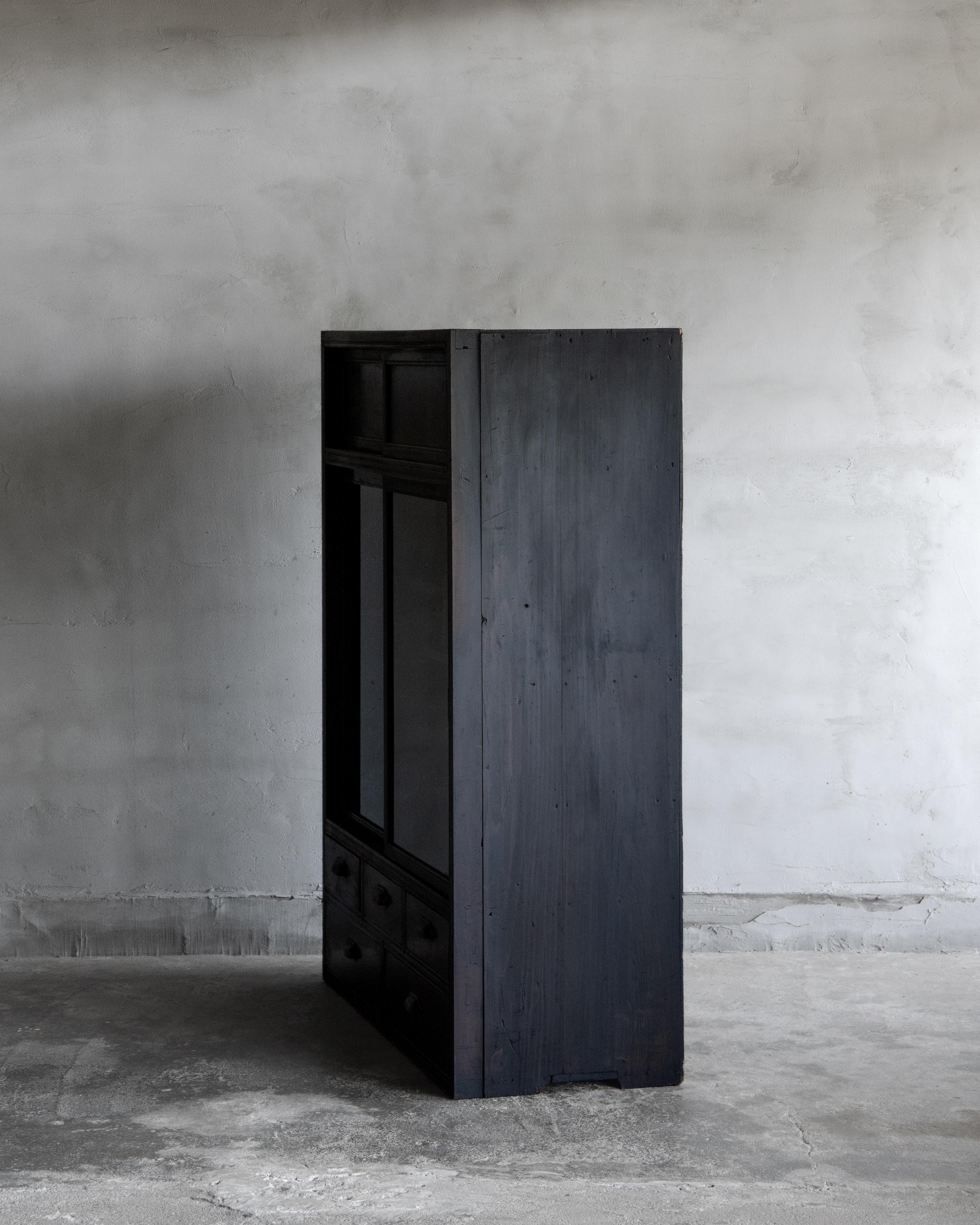 Mobile antico giapponese con ante in vetro, epoca Taisho (1912-1926), Wabi-Sabi in vendita 5