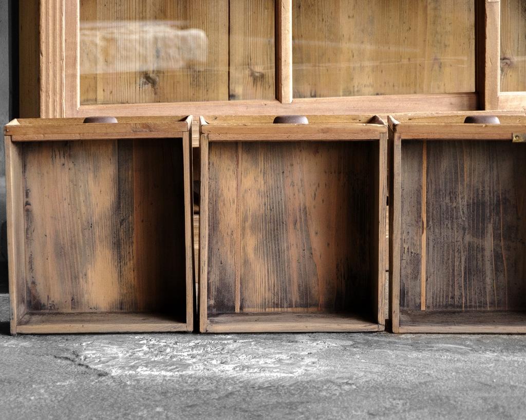 Antiker japanischer antiker Schrank mit Glastüren, Taisho-Ära '1912-1926', Wabi Sabi im Angebot 6