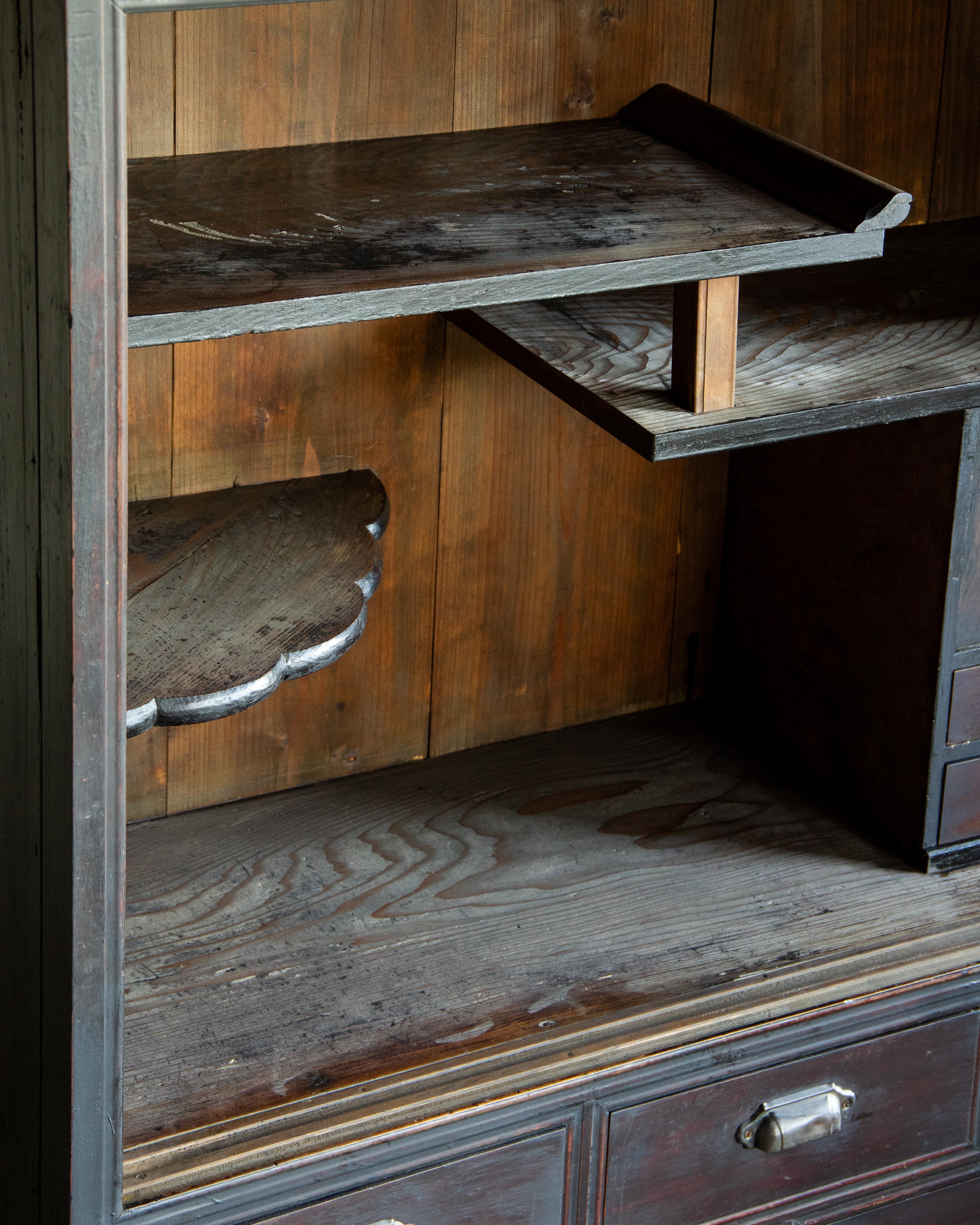 Mobile antico giapponese con ante in vetro, epoca Taisho (1912-1926), Wabi-Sabi in vendita 6