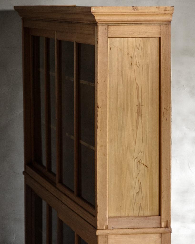 Antiker japanischer antiker Schrank mit Glastüren, Taisho-Ära '1912-1926', Wabi Sabi im Angebot 9